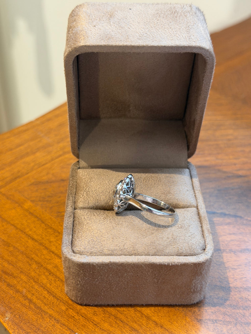 « Suzon » Bague Marguerite en or blanc, saphir et diamants