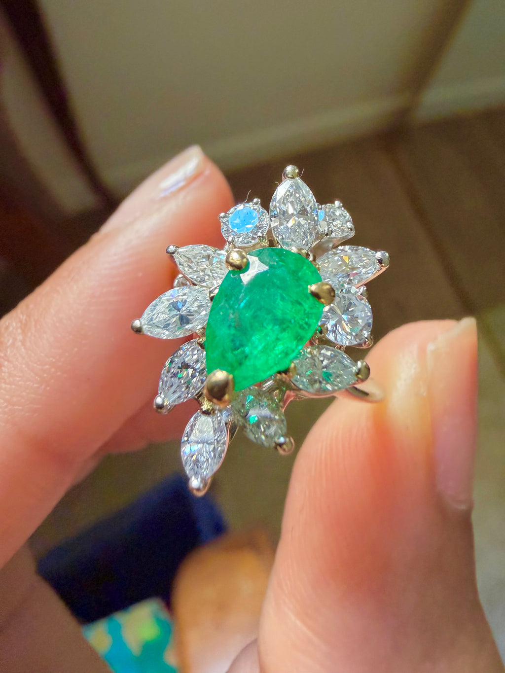 « Bérénice » Bague Cocktail en or blanc émeraude et diamants