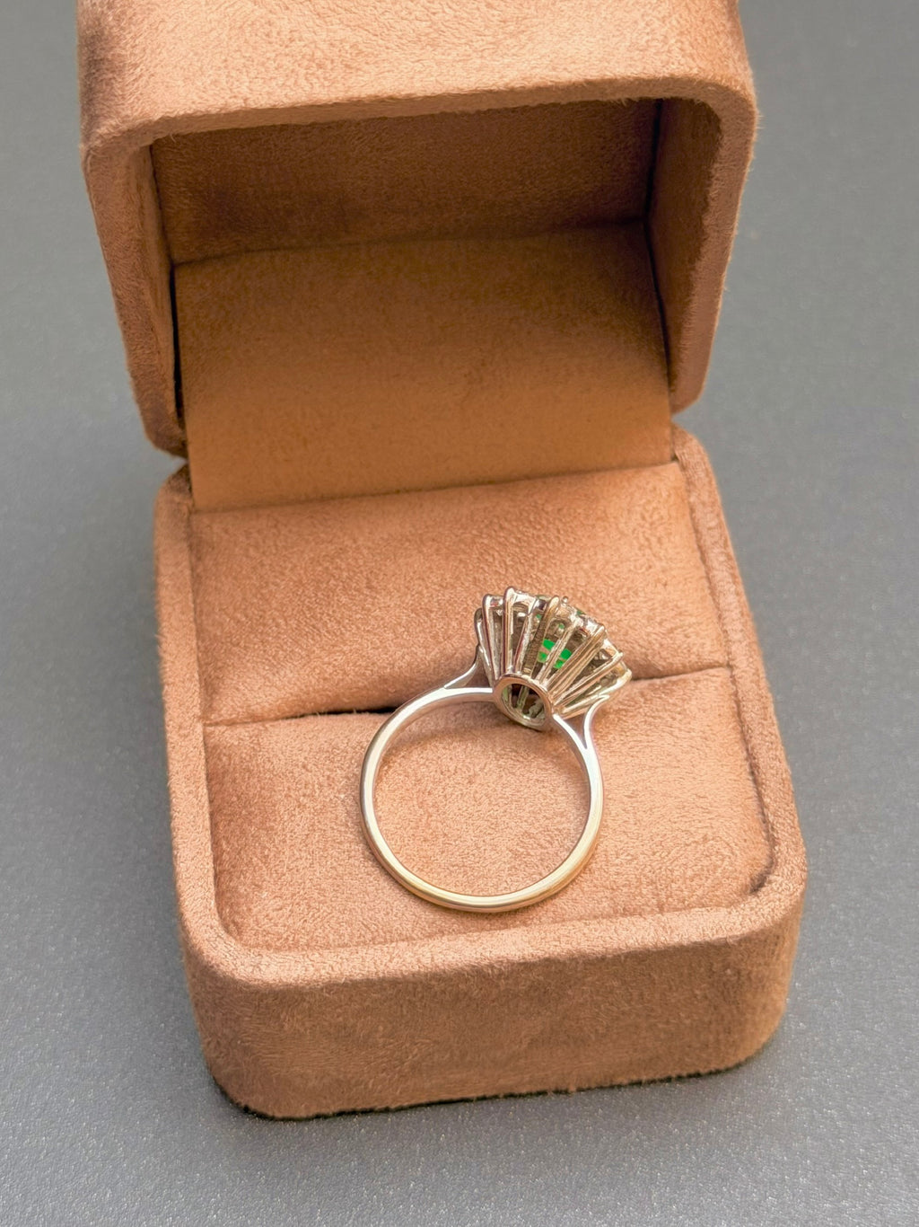 "Maud" Bague Pompadour en or blanc émeraude et diamants