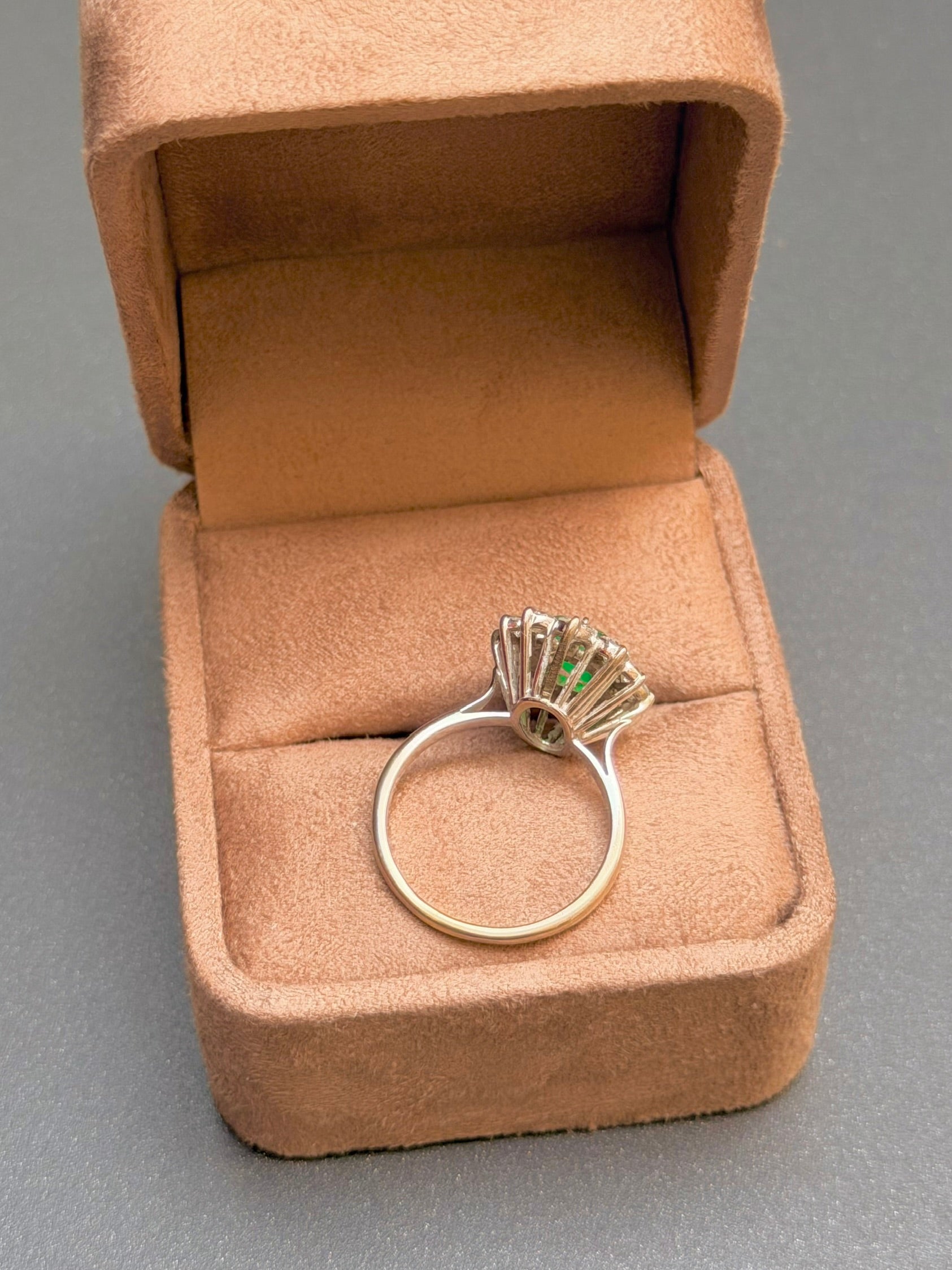 "Maud" Bague Pompadour en or blanc émeraude et diamants