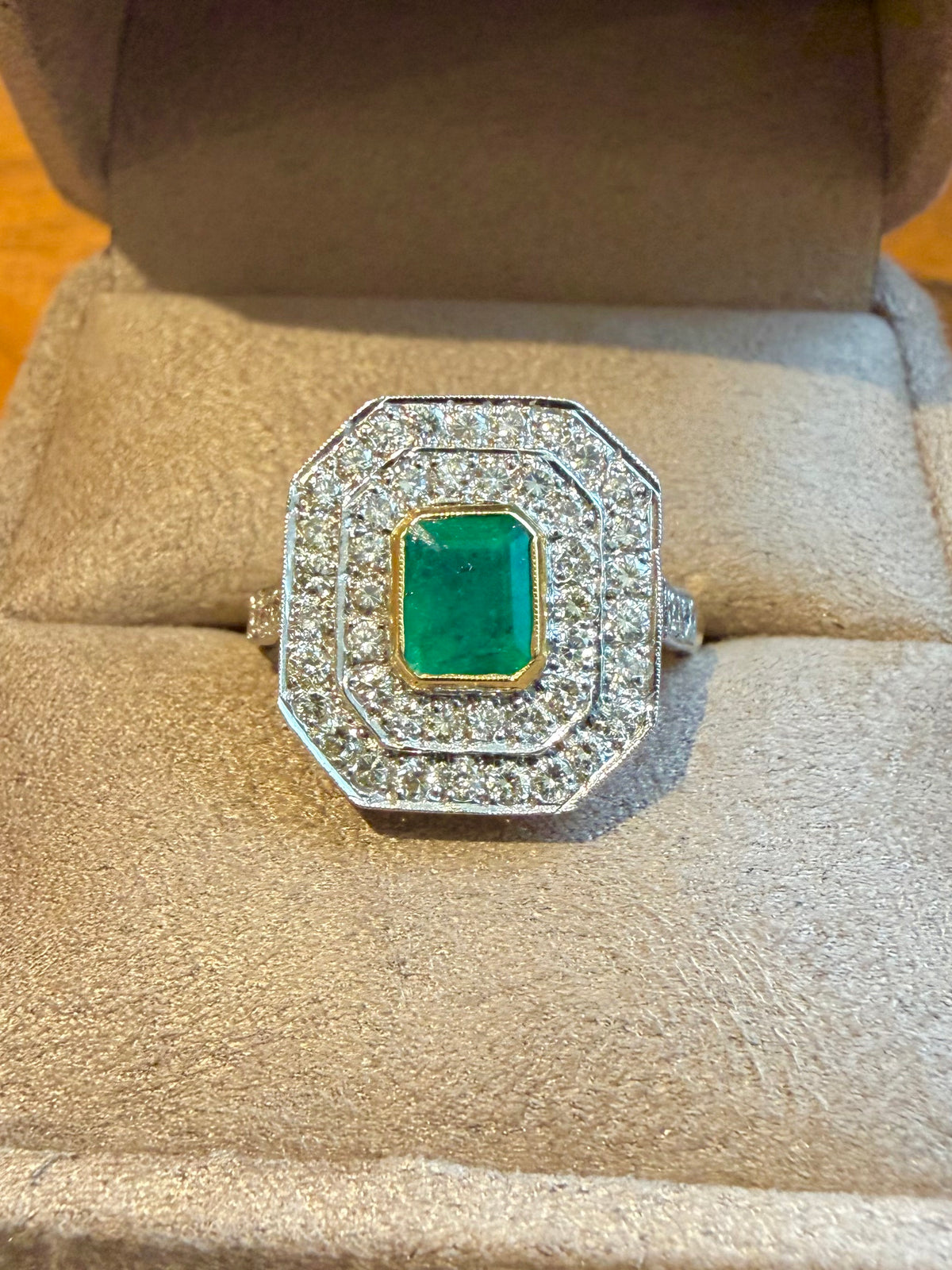« Isabelle » Bague entourage en or émeraude et diamants