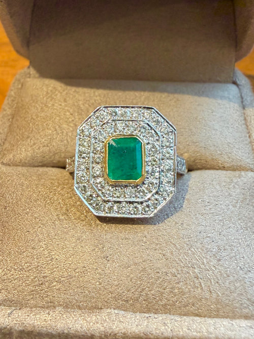 « Isabelle » Bague entourage en or émeraude et diamants