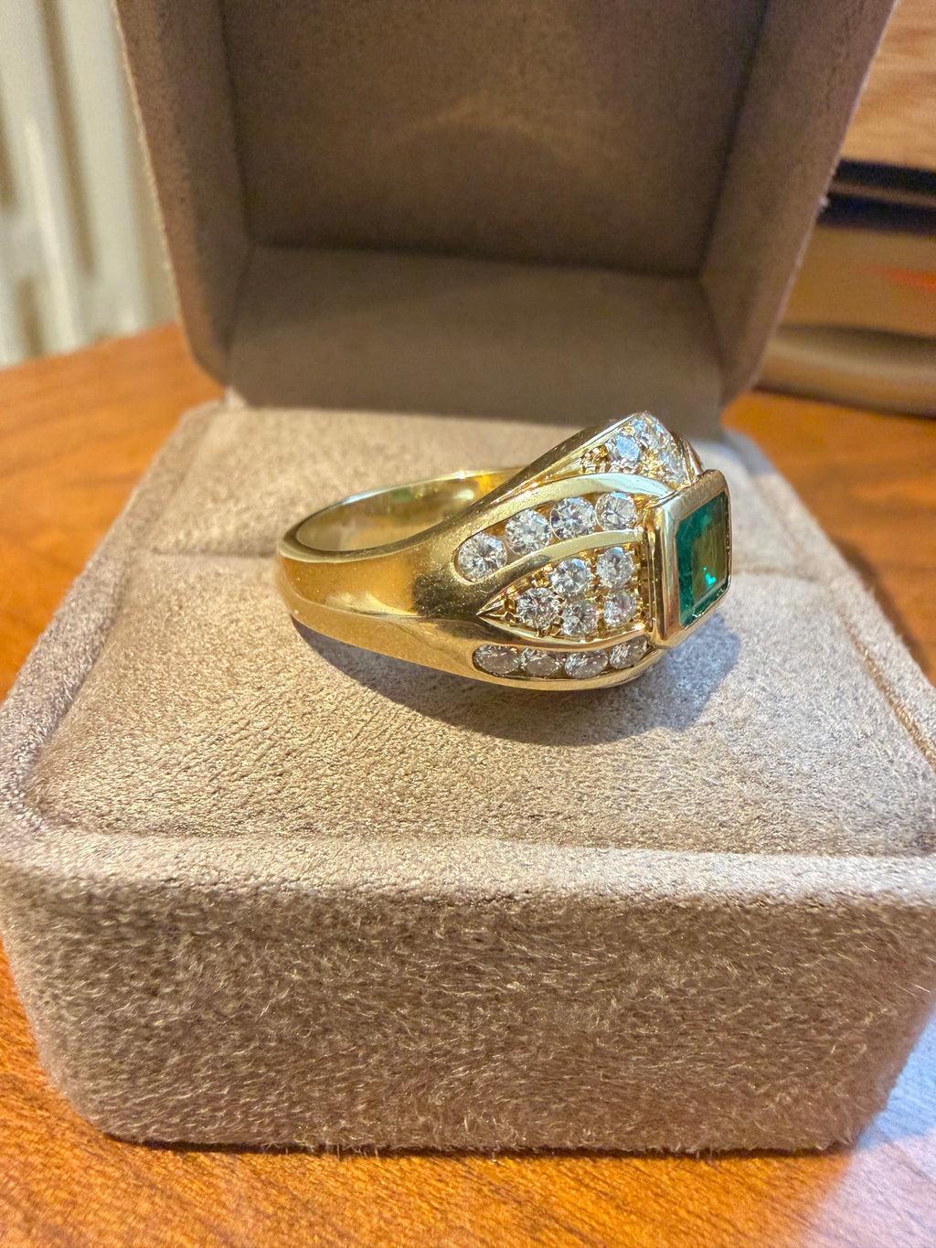 "Babeth" Bague Bandeau en or jaune émeraude et diamants