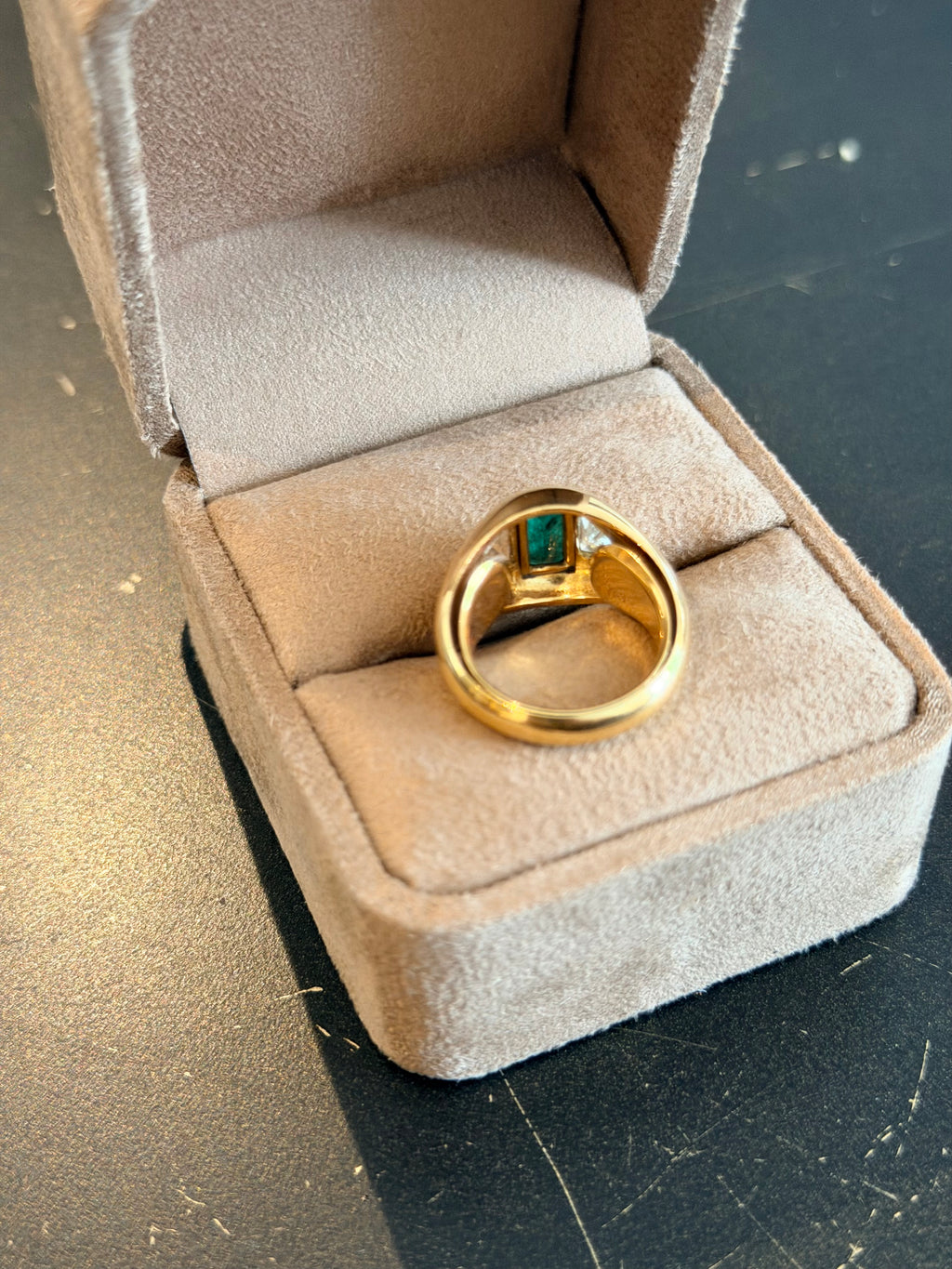 "Adèle" Bague Jonc en or jaune, émeraude et diamants