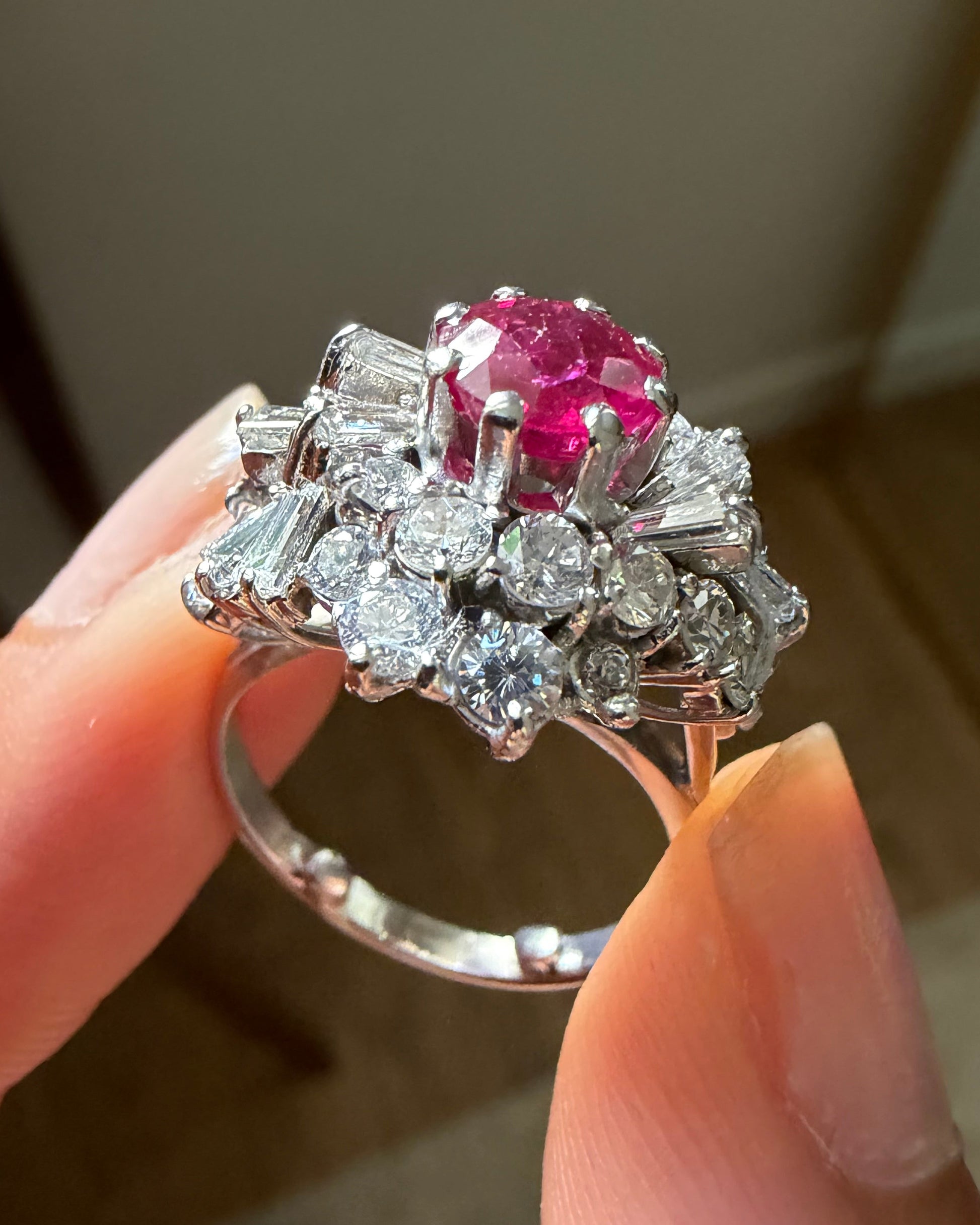 "Héloïse" Bague Dôme en or banc rubis et diamants.