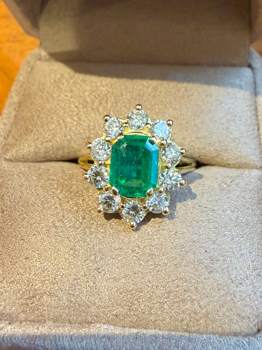 "Cécile" Bague Pompadour en or jaune, émeraude et diamants