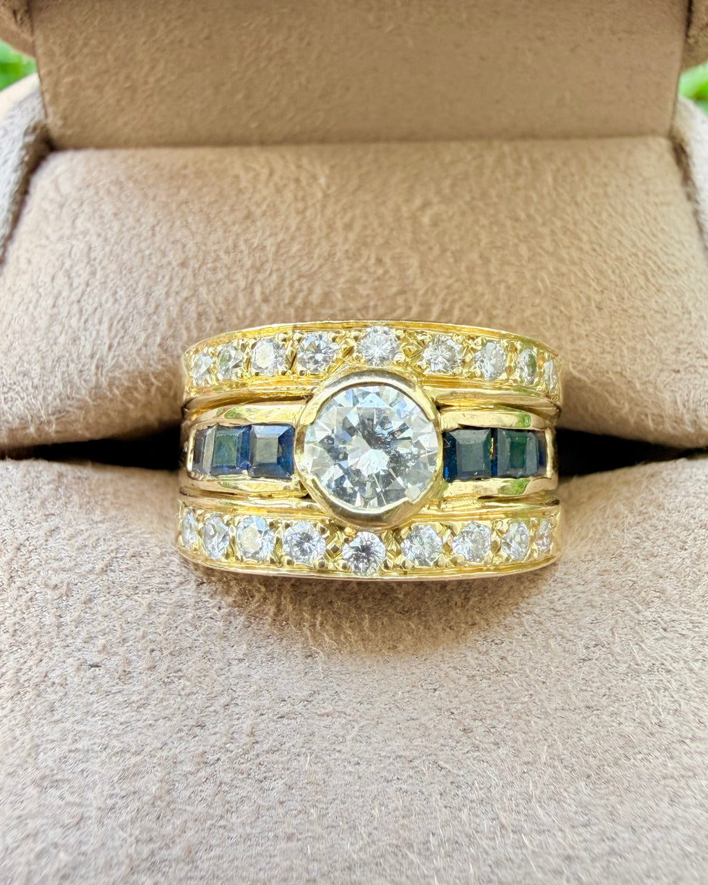 "Isaure"  Bague Bandeau en or jaune, saphirs et diamants
