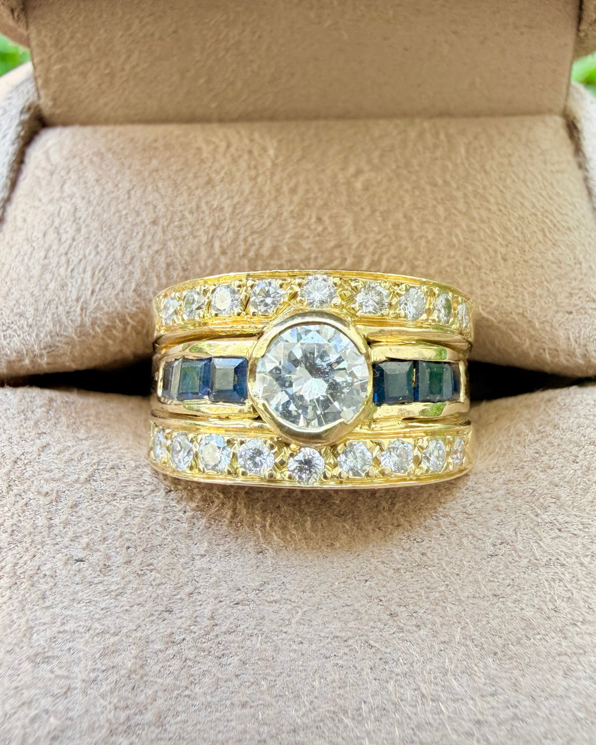"Isaure"  Bague Bandeau en or jaune, saphirs et diamants