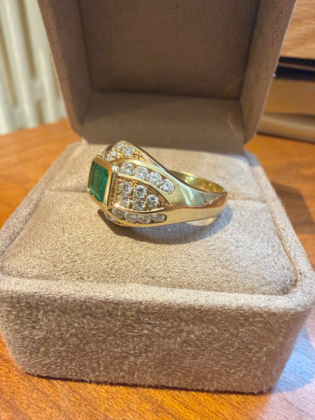 "Babeth" Bague Bandeau en or jaune émeraude et diamants