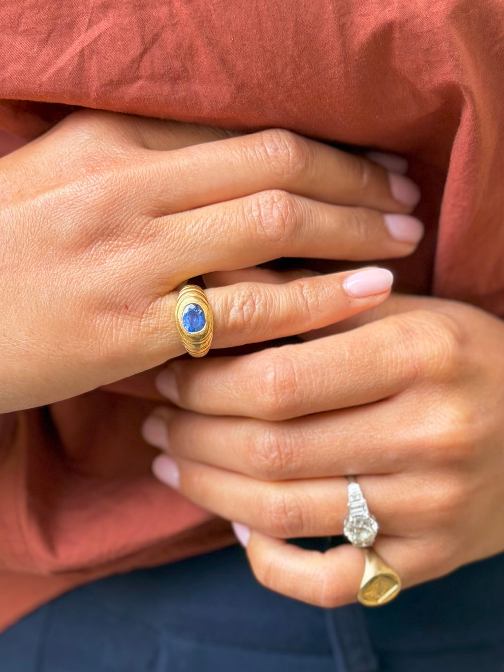 "Théodora" Bague Chevalière en or jaune et saphir