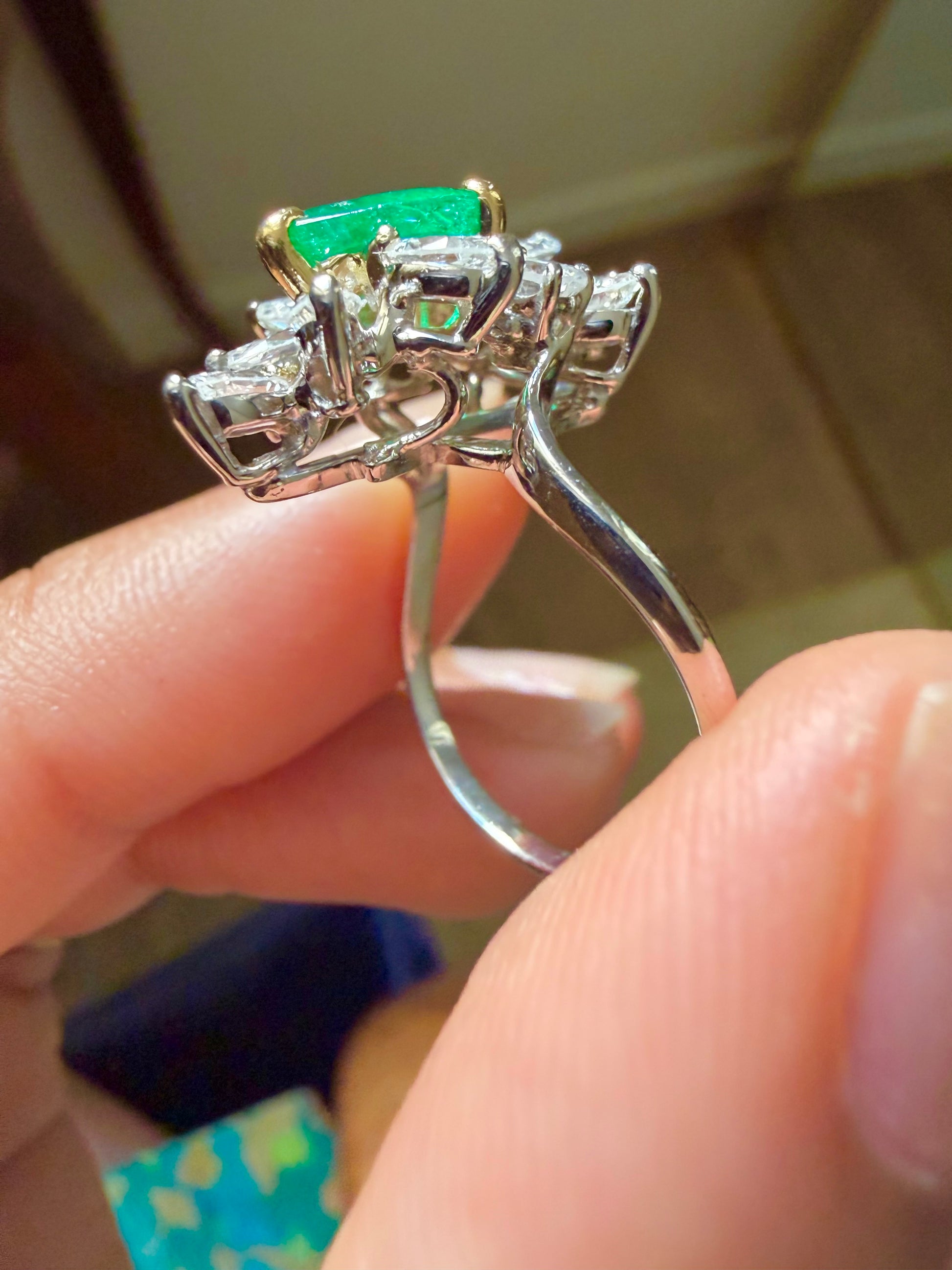 « Bérénice » Bague Cocktail en or blanc émeraude et diamants