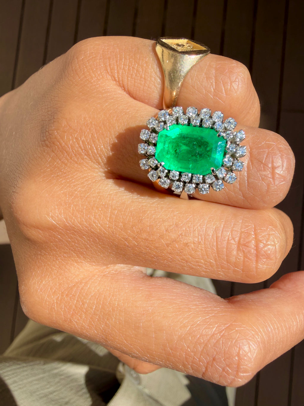 "Aurore" Bague Pompadour en or blanc, émeraude et diamants
