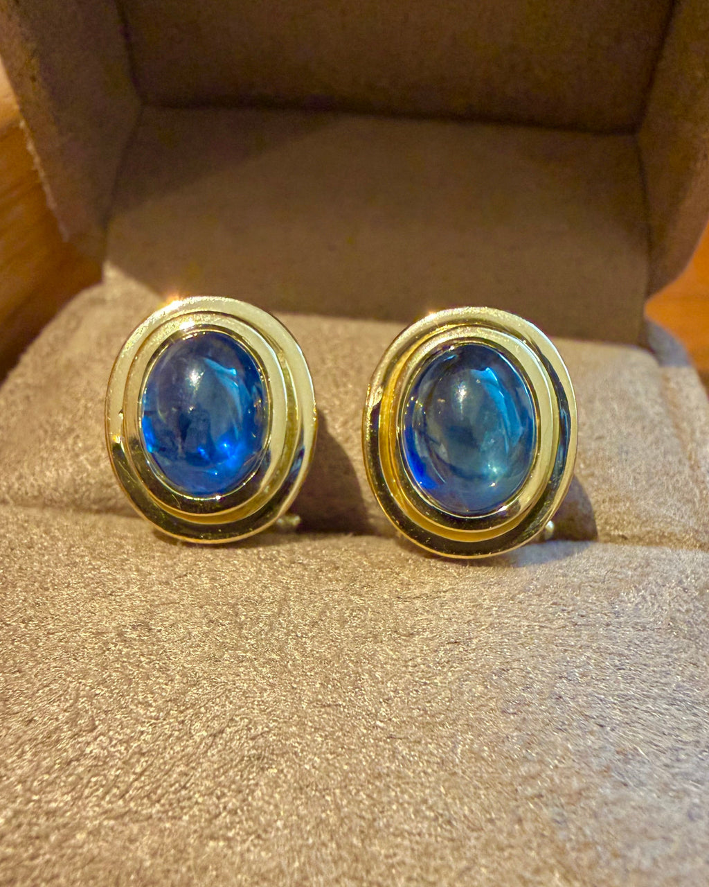 Boucles d'oreilles en or jaune et saphir