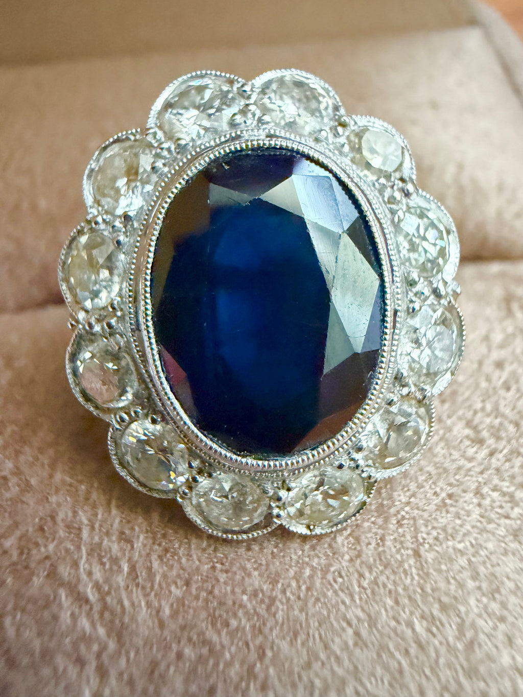 "Sophie" Bague Pompadour en platine saphir et diamants