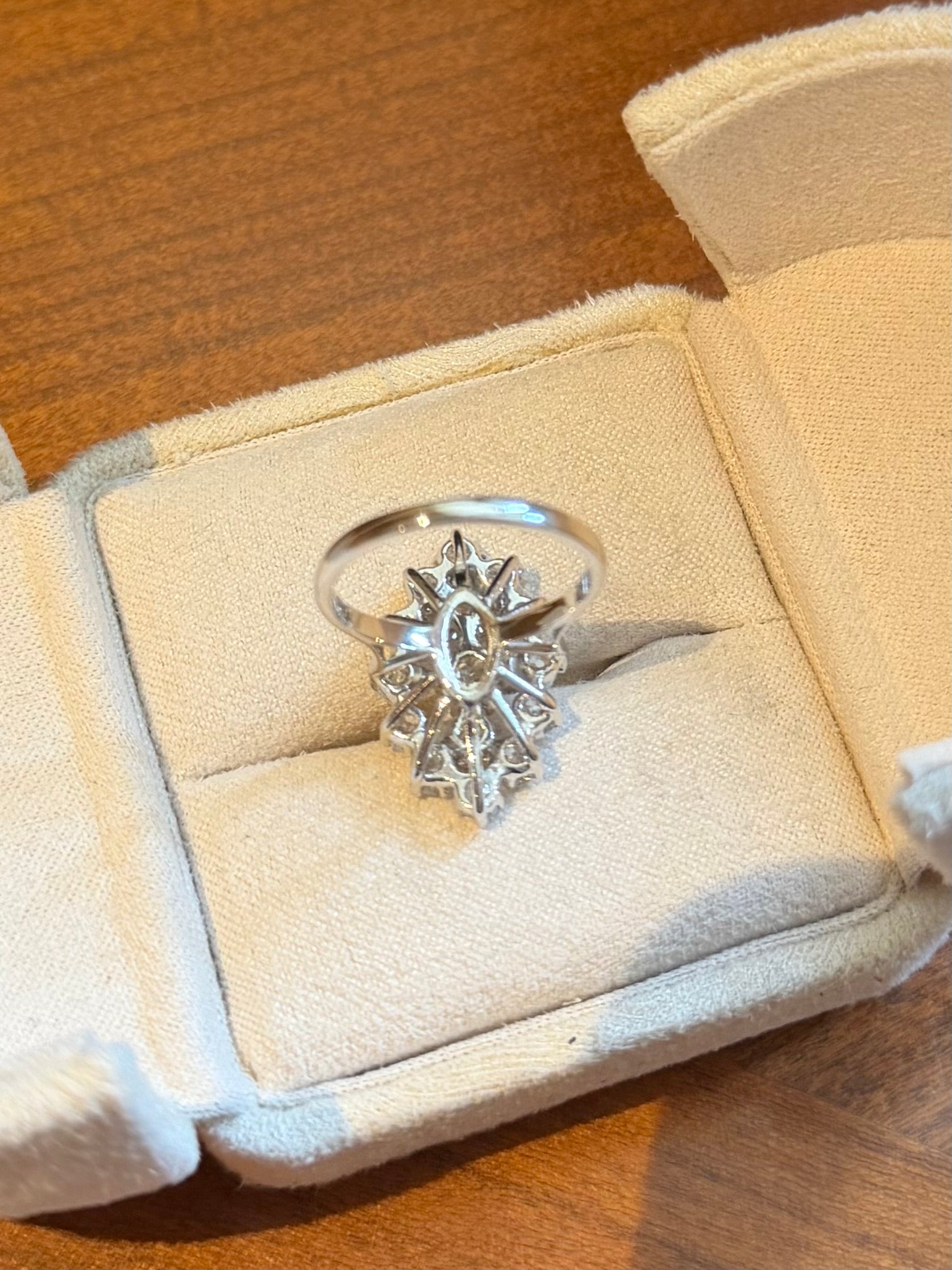 "Amélie" Bague Marquise en or blanc et diamants