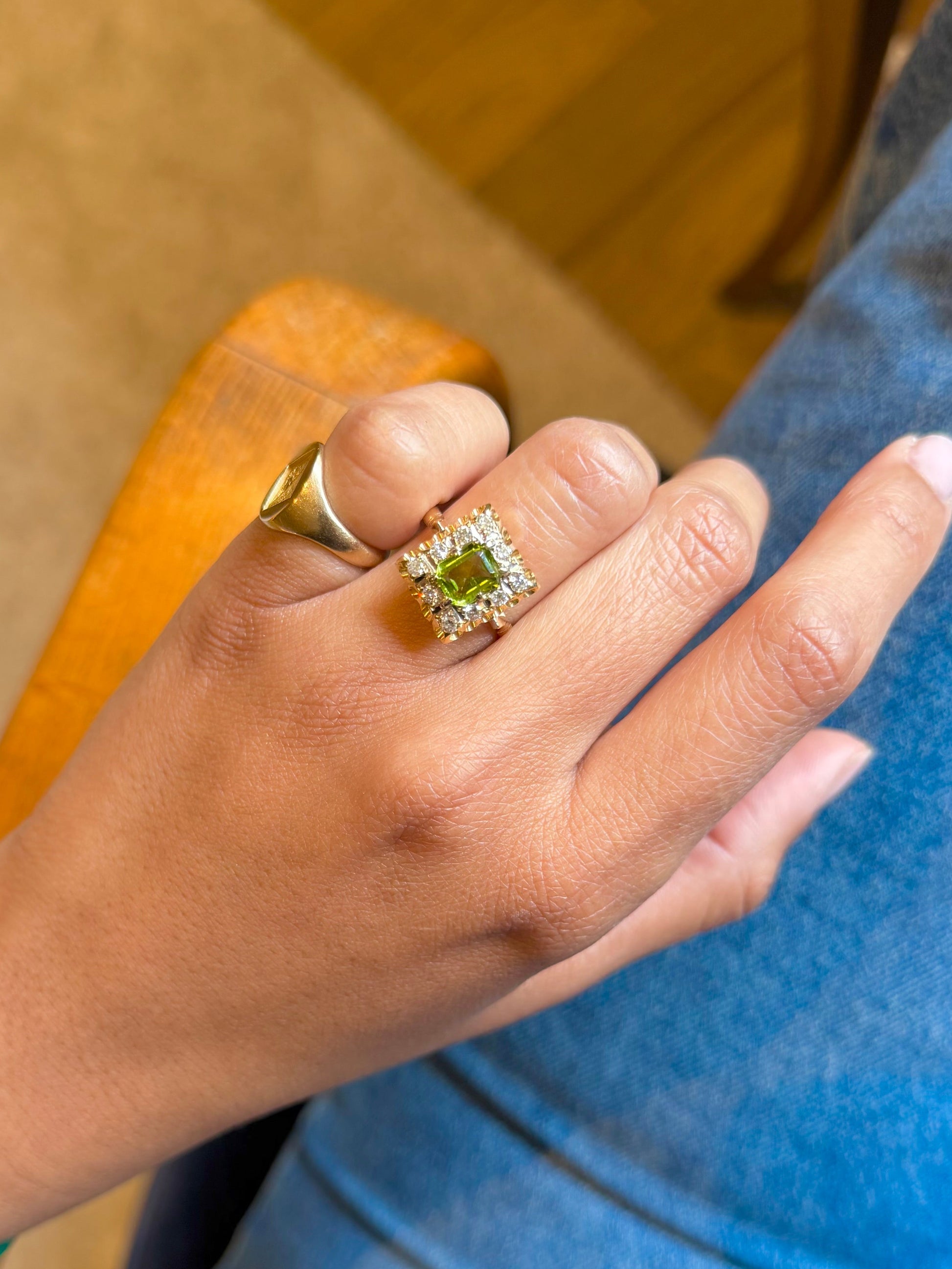 "Amandine" Bague entourage en or jaune, péridot et diamants