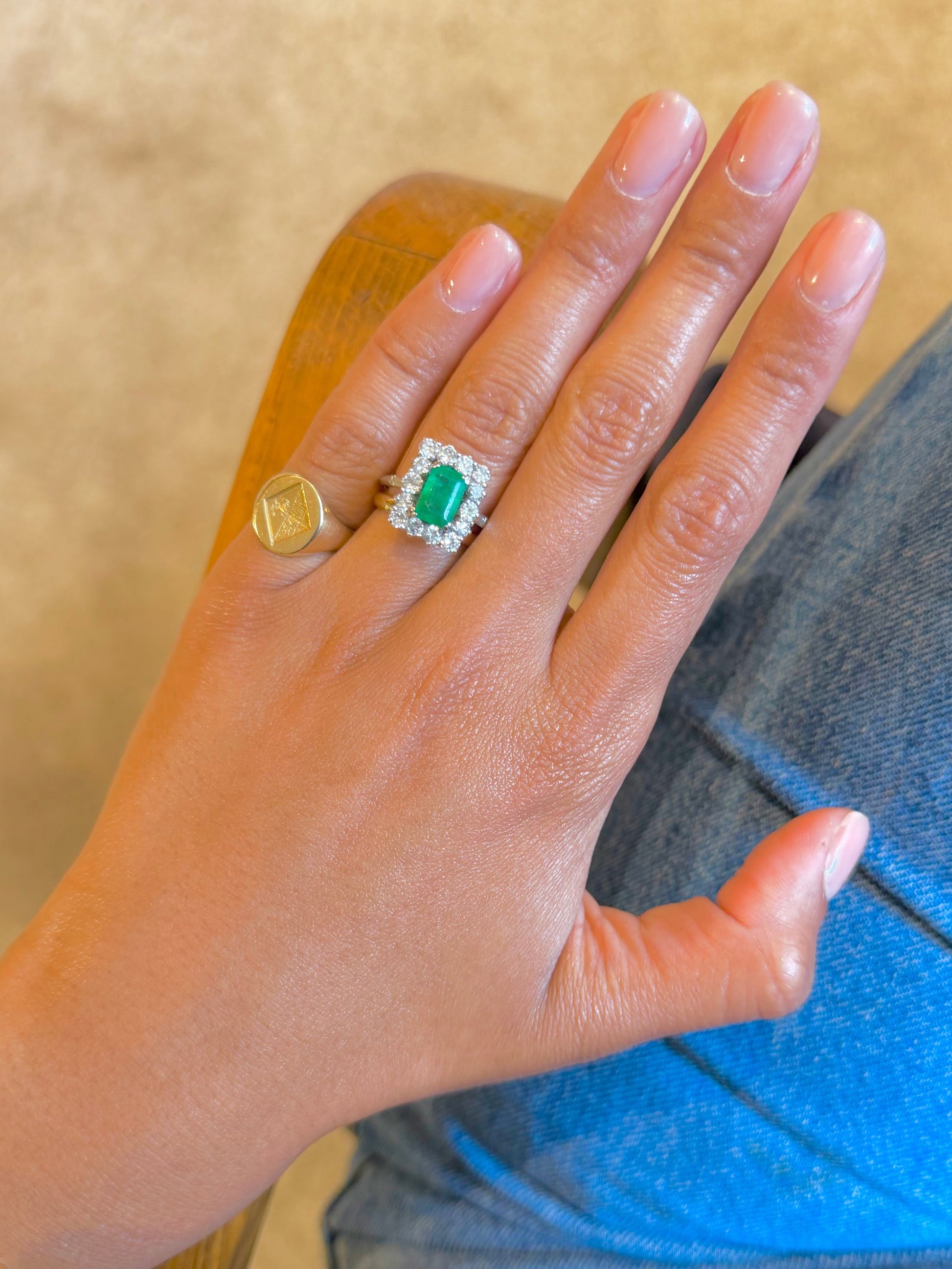 "Agnes" Bague en or blanc, émeraude et diamants
