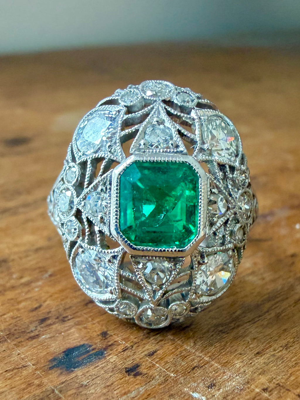 " Marie" Bague entourage dentelle en or blanc émeraude et diamants