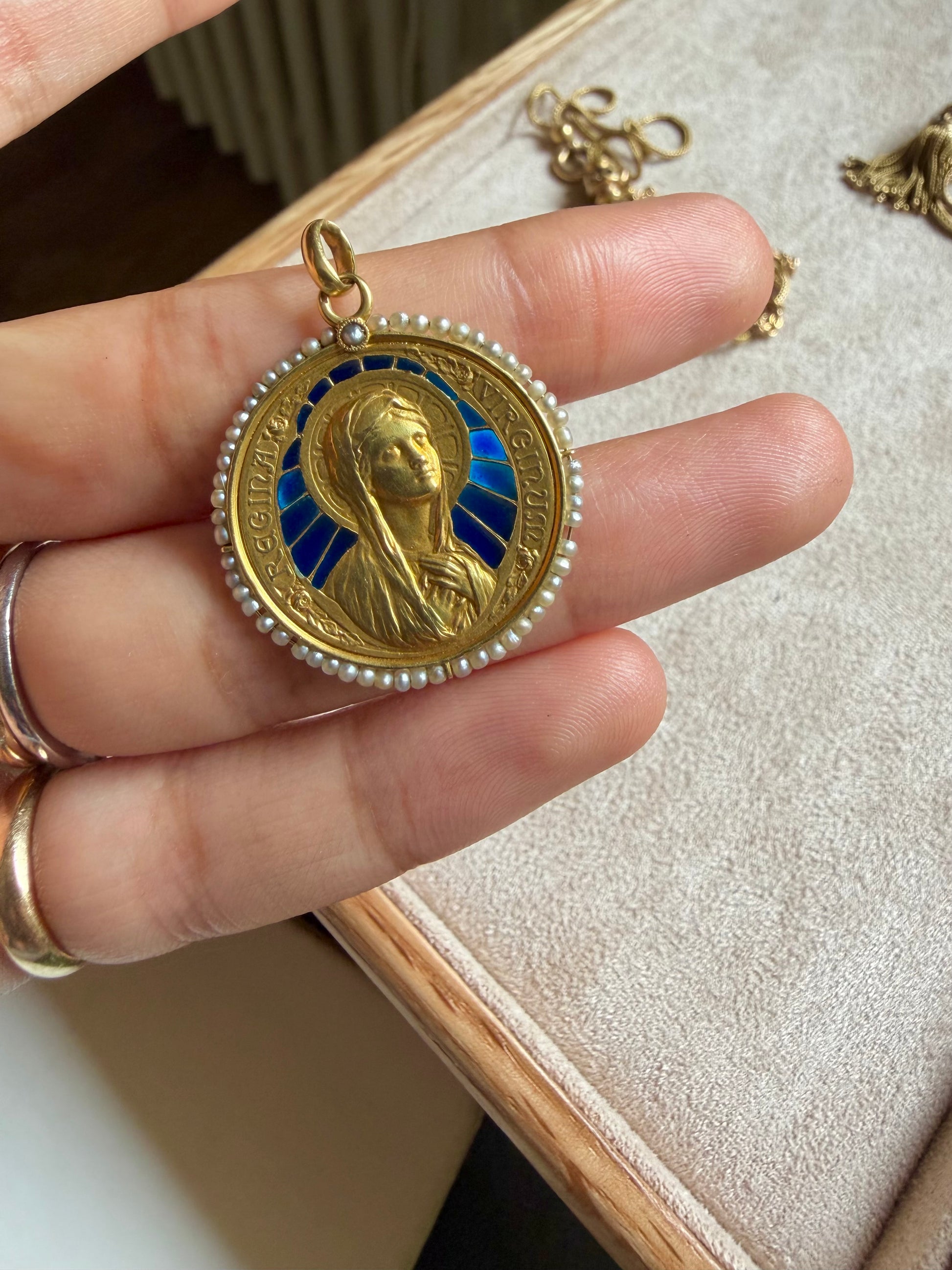 Médaille ancienne Sainte Vierge Marie en or jaune, émail et perles fines