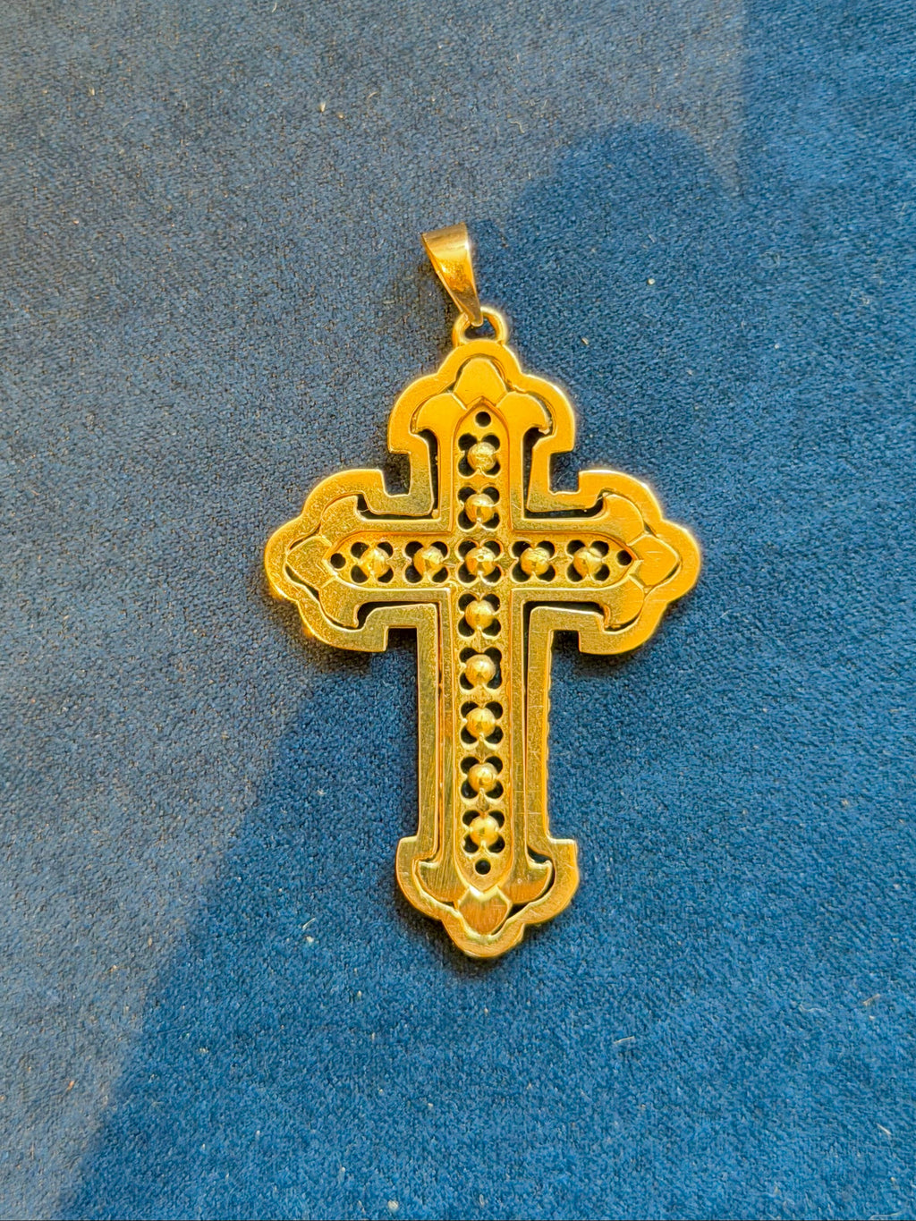 Croix en or jaune et turquoises