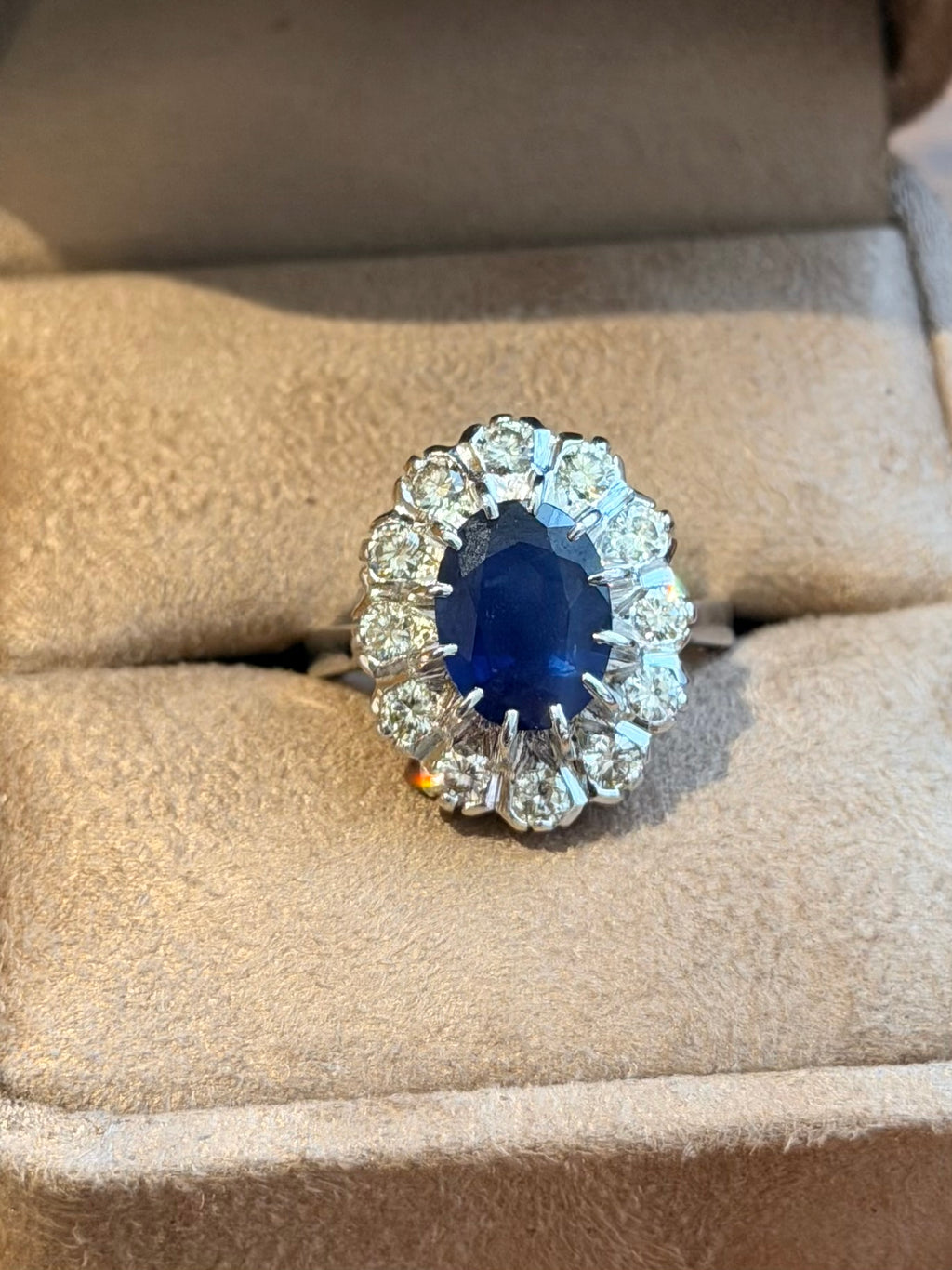 « Suzon » Bague Marguerite en or blanc, saphir et diamants