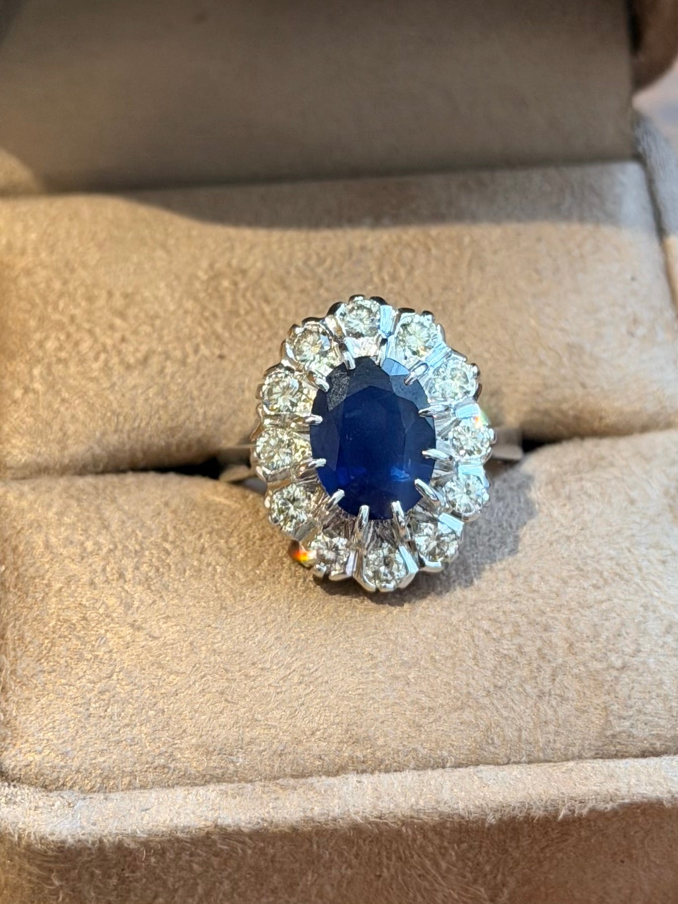 « Suzon » Bague Marguerite en or blanc, saphir et diamants