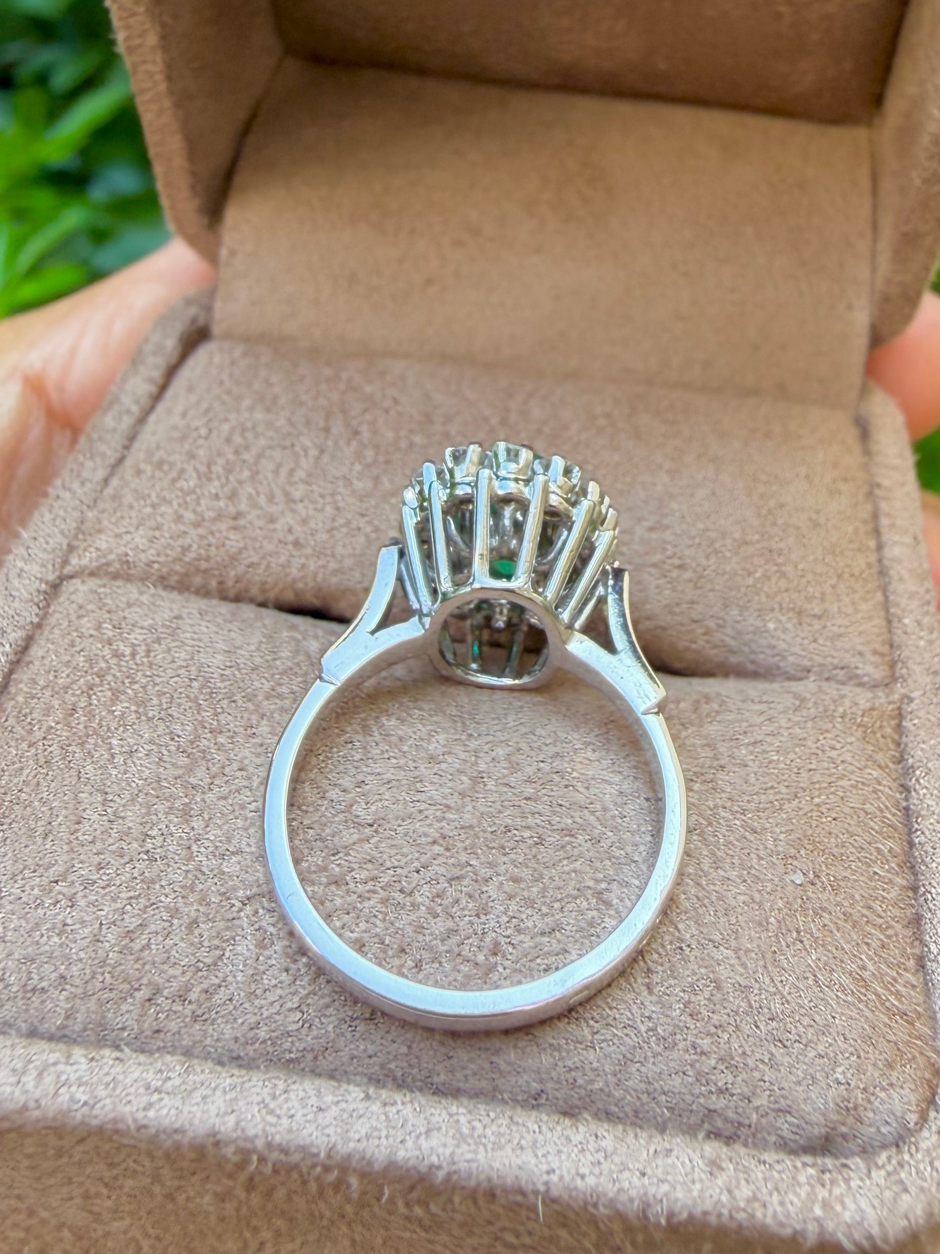 "Rose" Bague Marguerite en platine émeraude et diamants