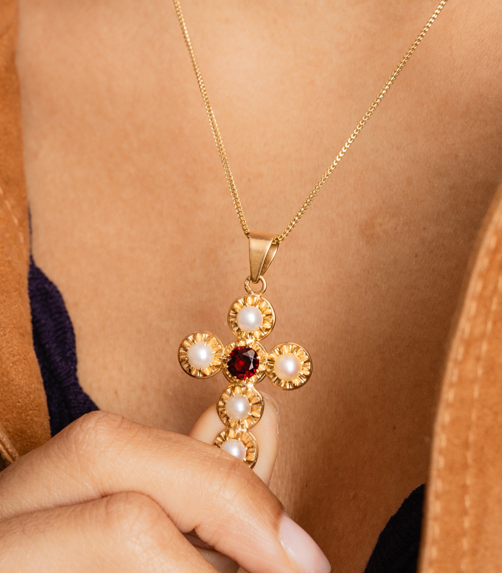 Chaîne et croix en or jaune, grenat et perles