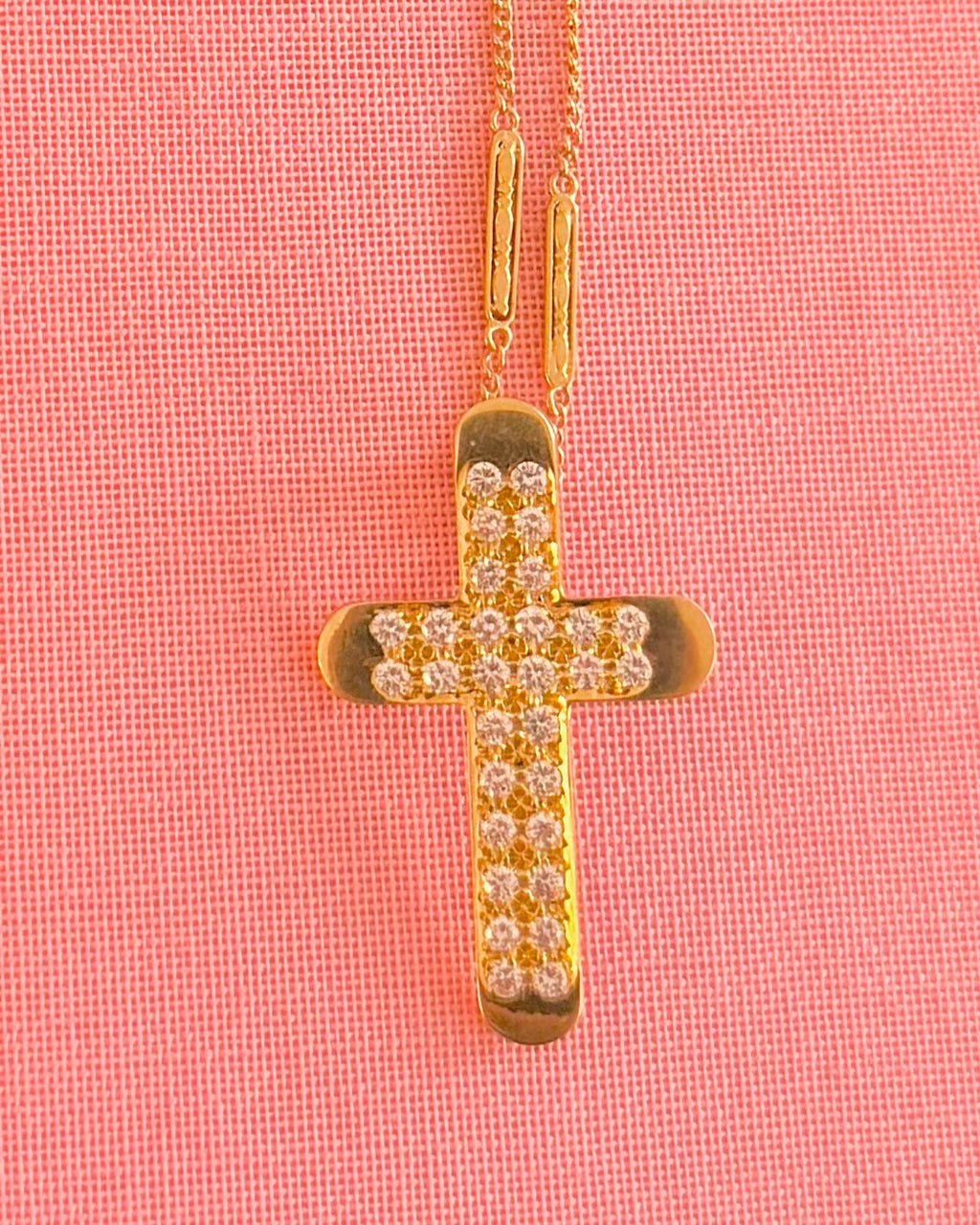 Croix et chaîne en or jaune et diamants