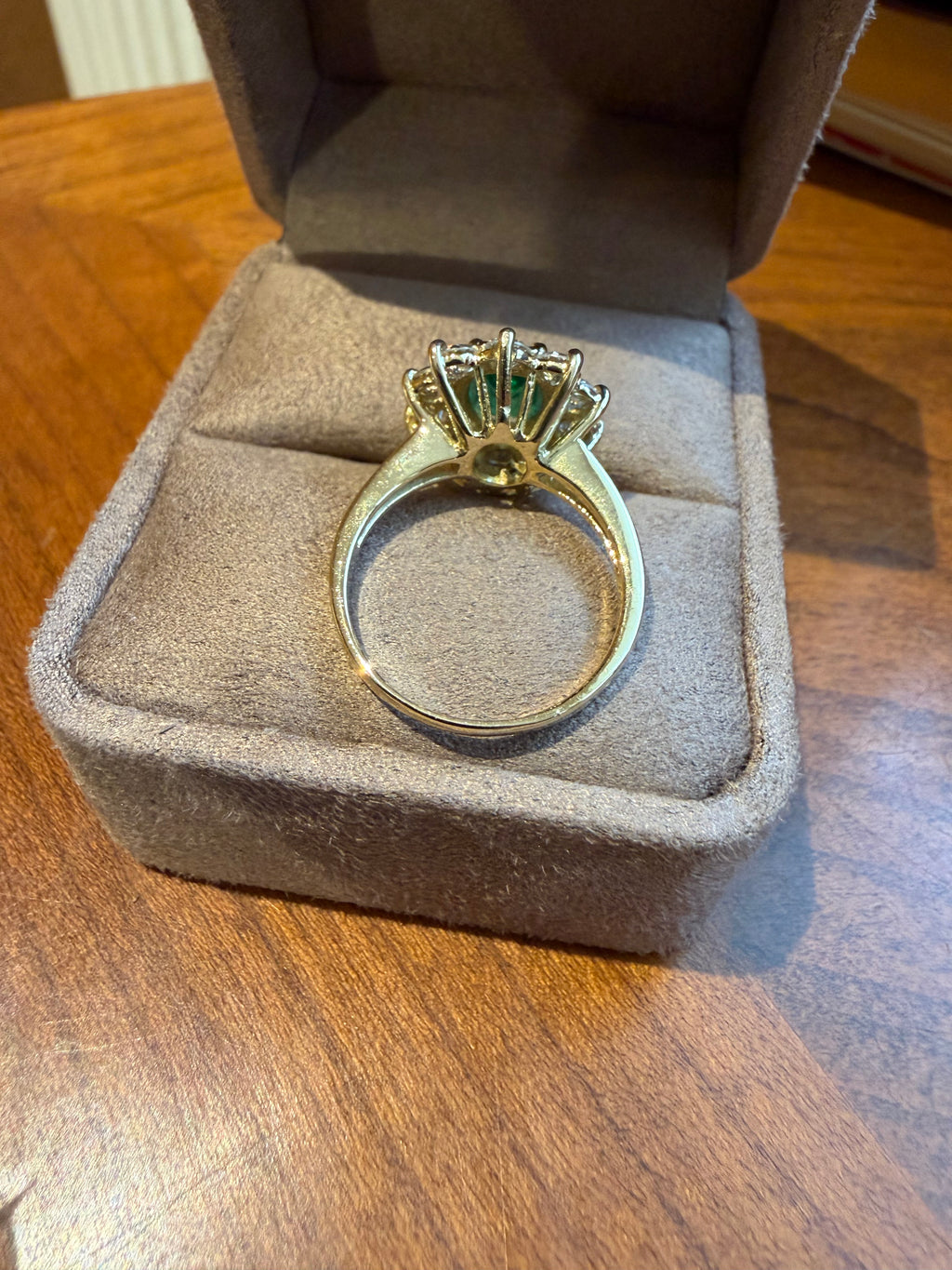"Cécile" Bague Pompadour en or jaune, émeraude et diamants