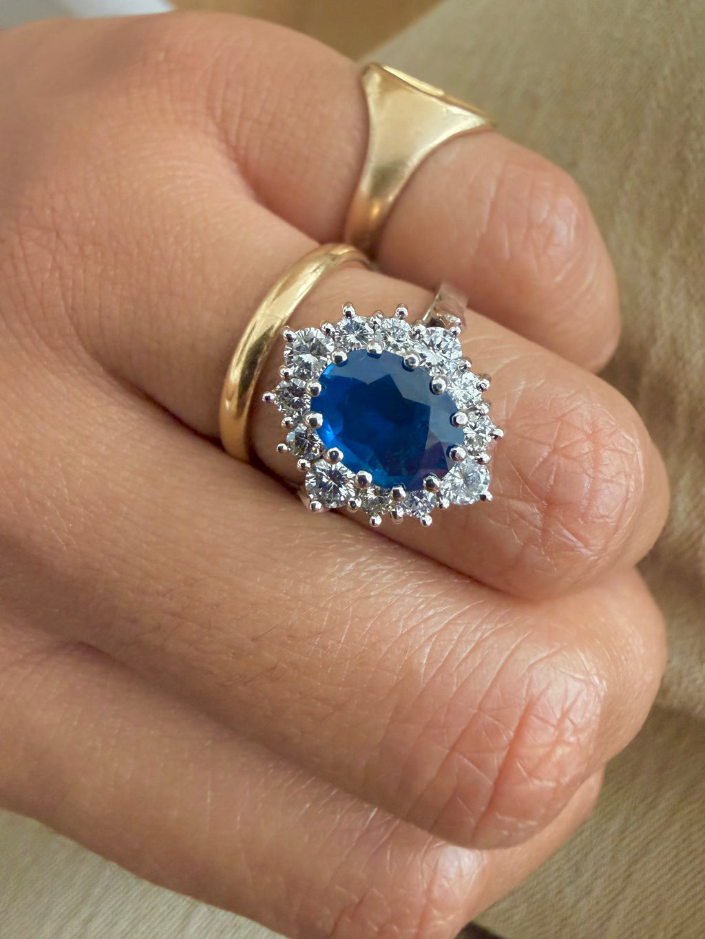 "Blandine" Bague Pompadour en or blanc, saphir et diamants