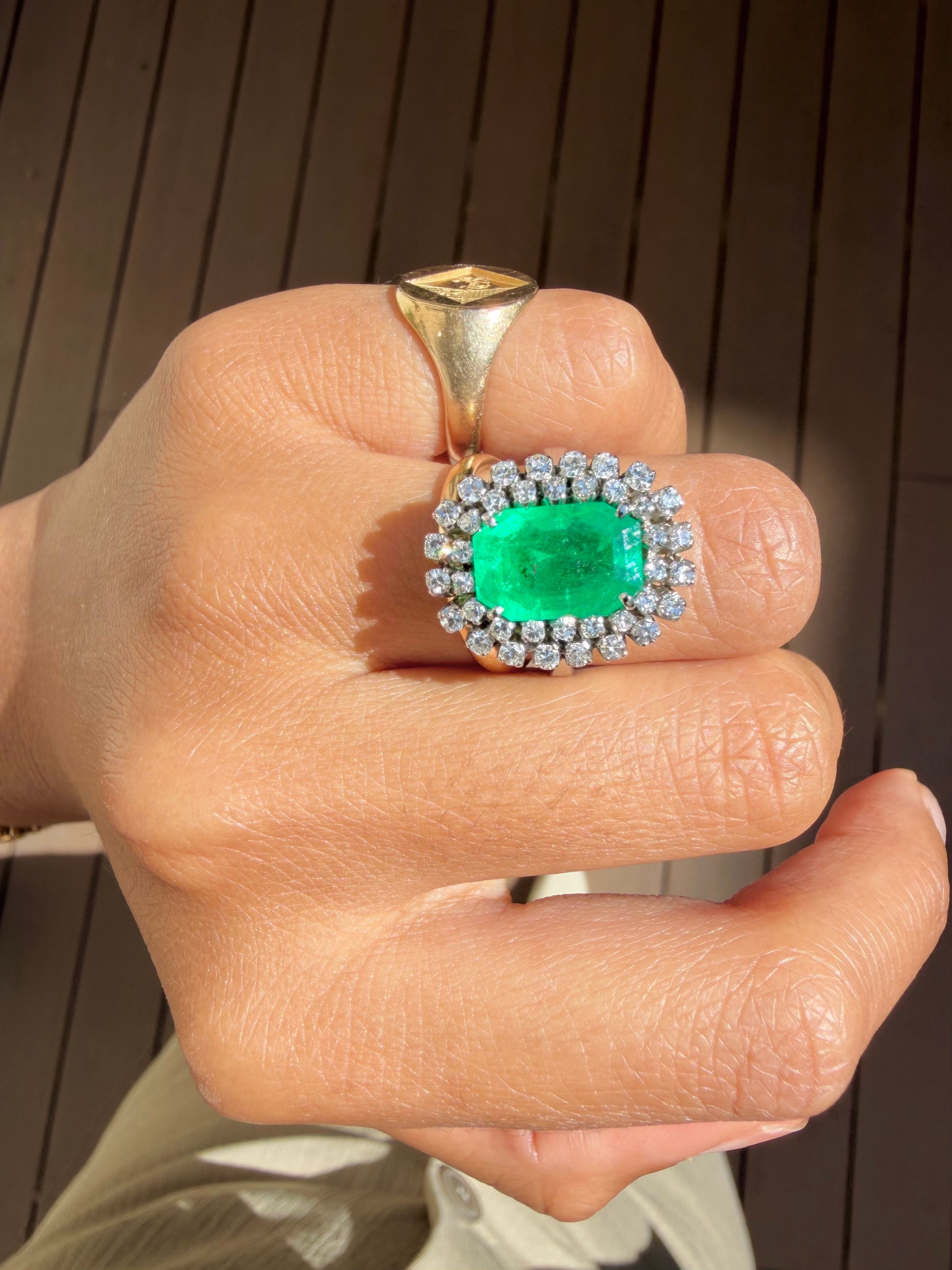 "Aurore" Bague Pompadour en or blanc, émeraude et diamants