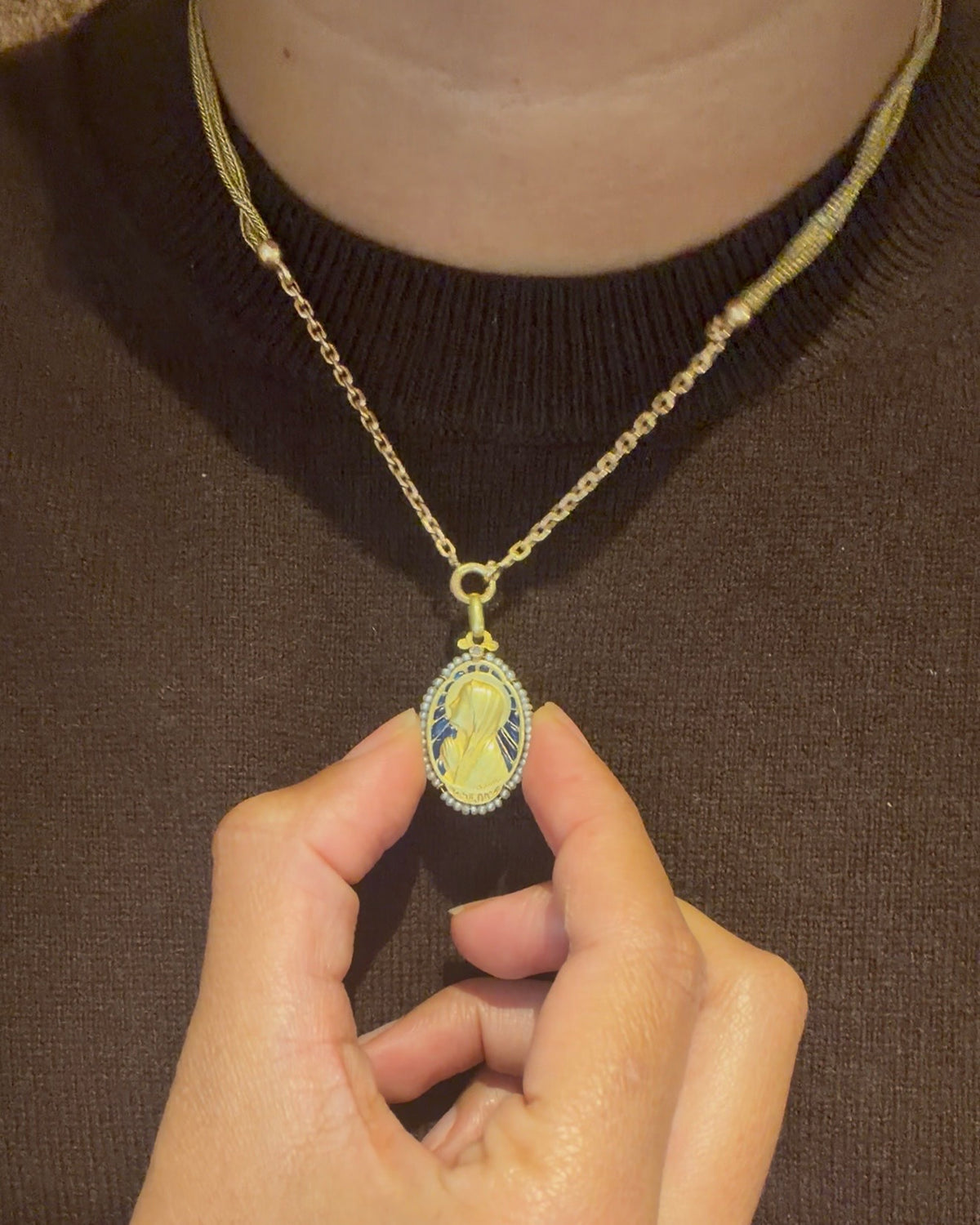 Médaille de la Sainte Vierge Marie en or jaune émail et perles fines