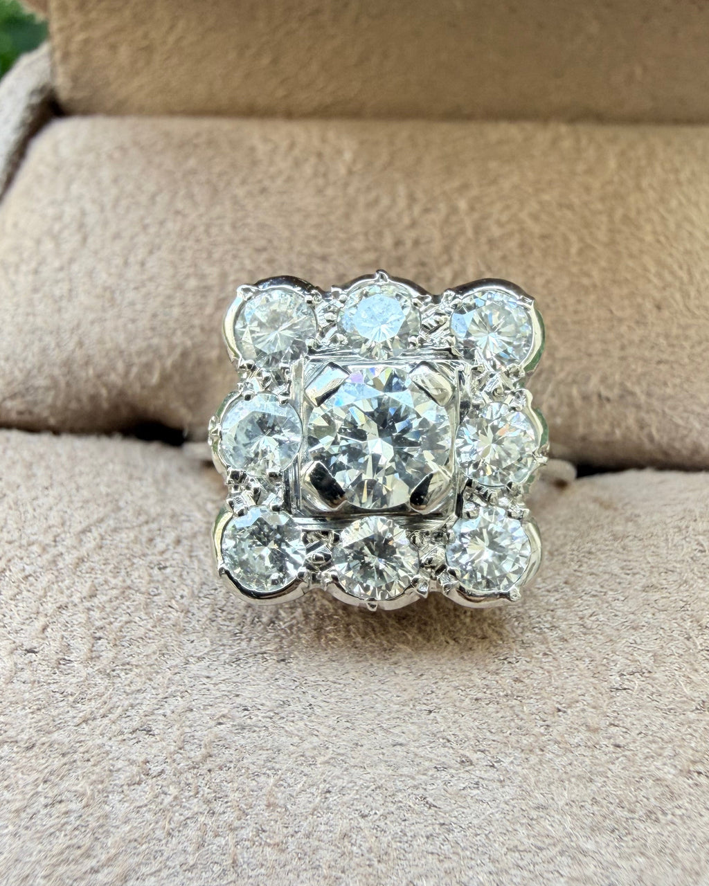 "Loup" Bague entourage art déco en platine et diamants