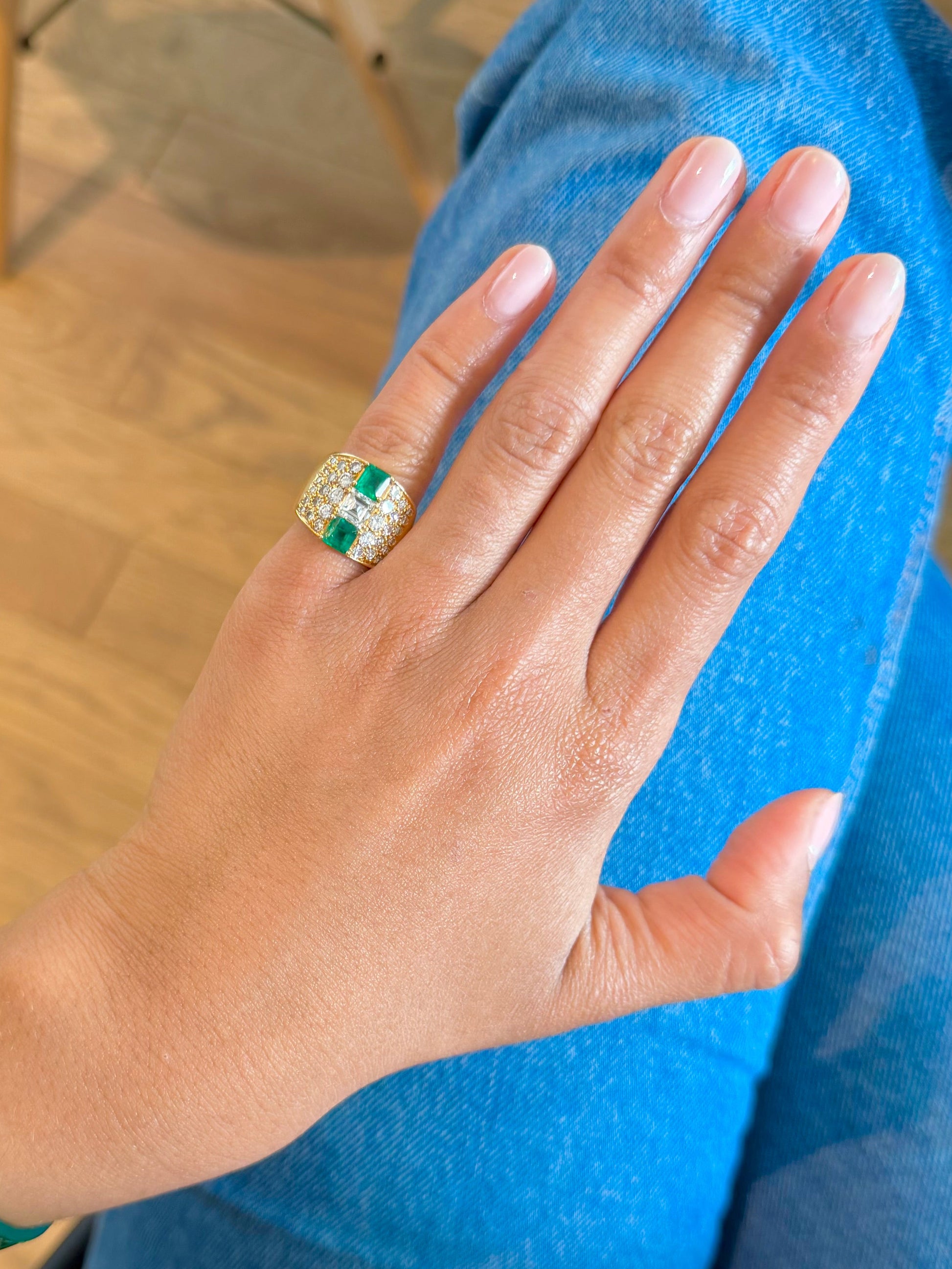 "Candice" Bague Bandeau en or jaune, émeraudes et diamants