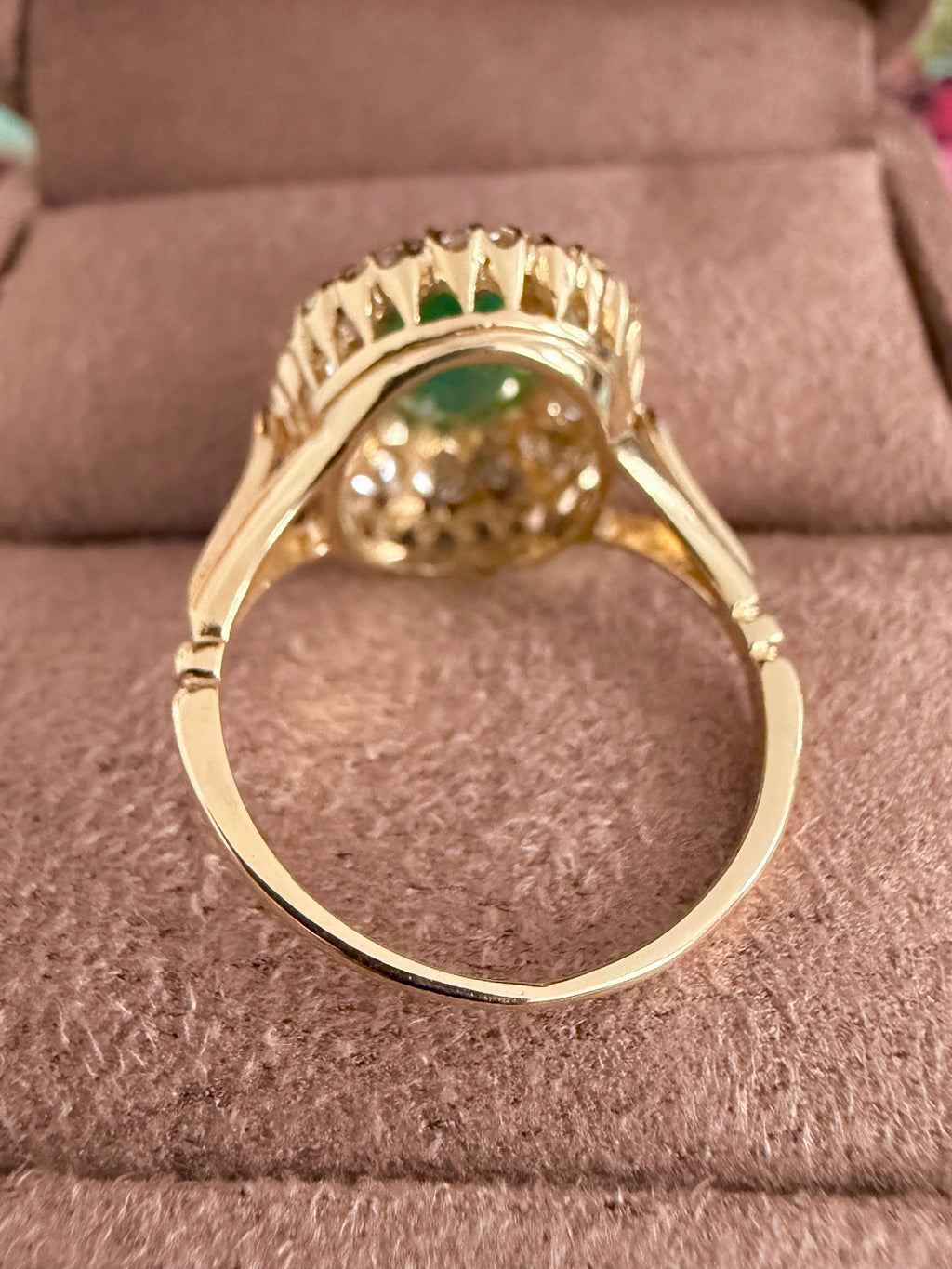 « Garance » Bague Pompadour en or jaune, émeraude et diamants