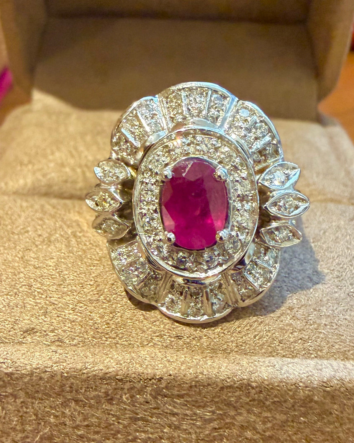 " Paola" Bague Pompadour en or blanc rubis et diamants