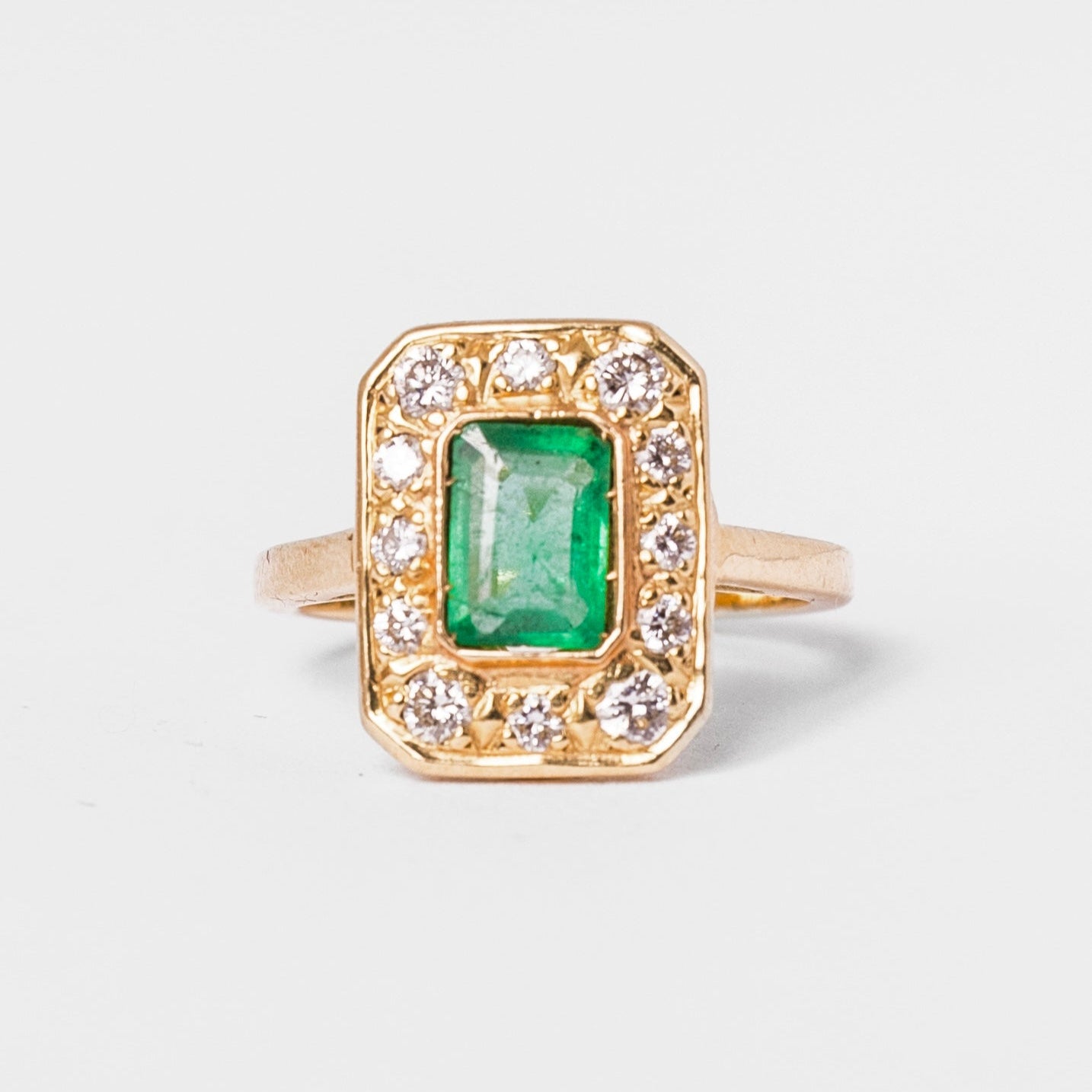Bague en or jaune, émeraude et diamants