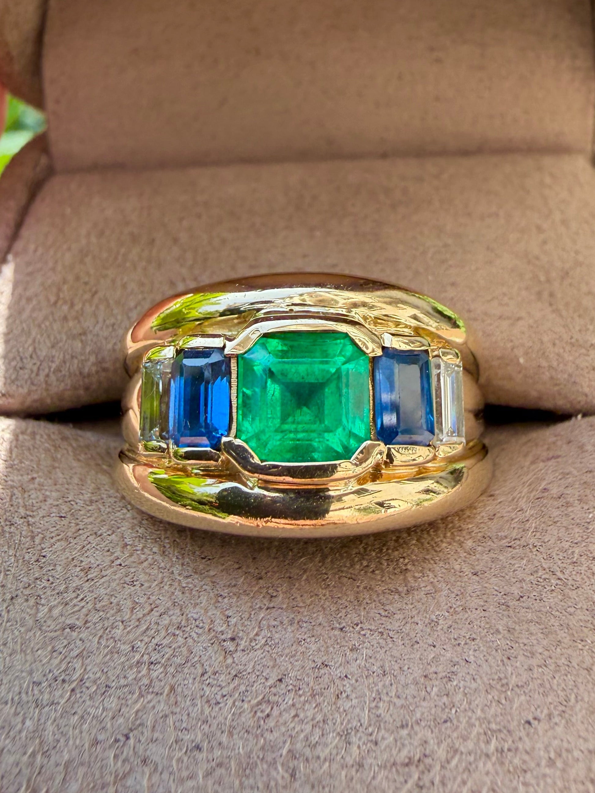 "Zoé" Bague Bandeau en or jaune, émeraude saphirs et diamants