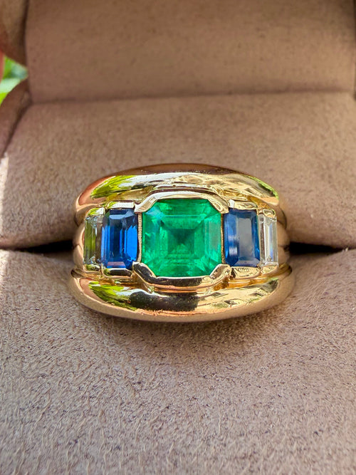"Zoé" Bague Bandeau en or jaune, émeraude saphirs et diamants