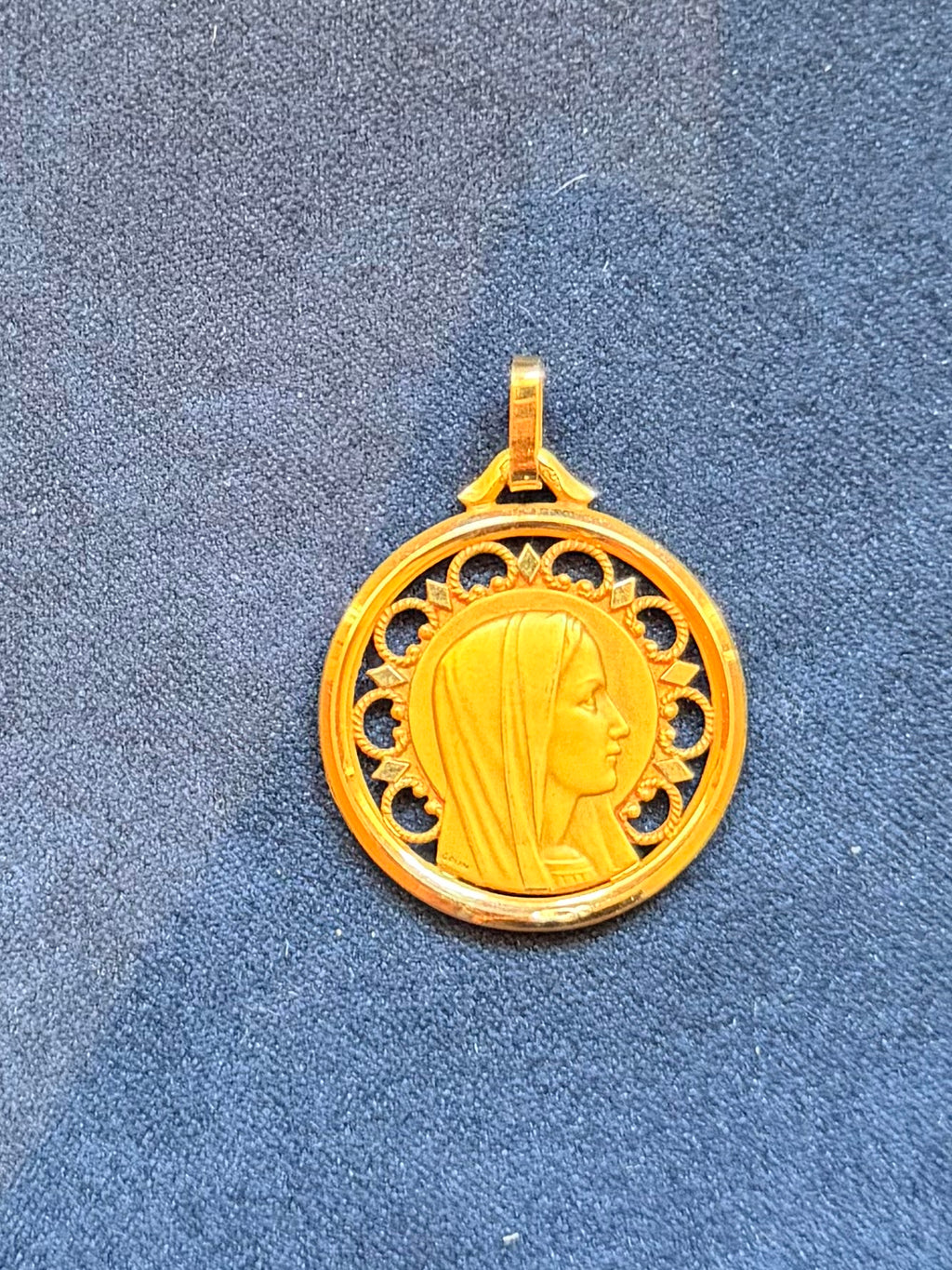 Médaille Sainte Vierge Marie en or jaune