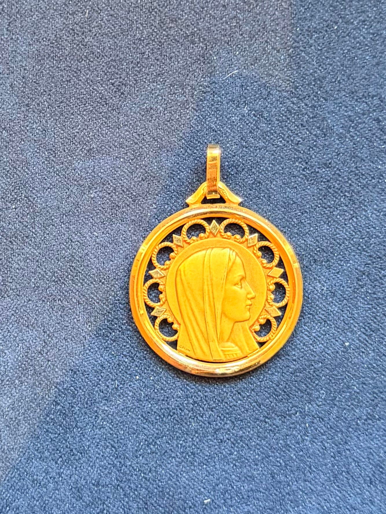 Médaille Sainte Vierge Marie en or jaune