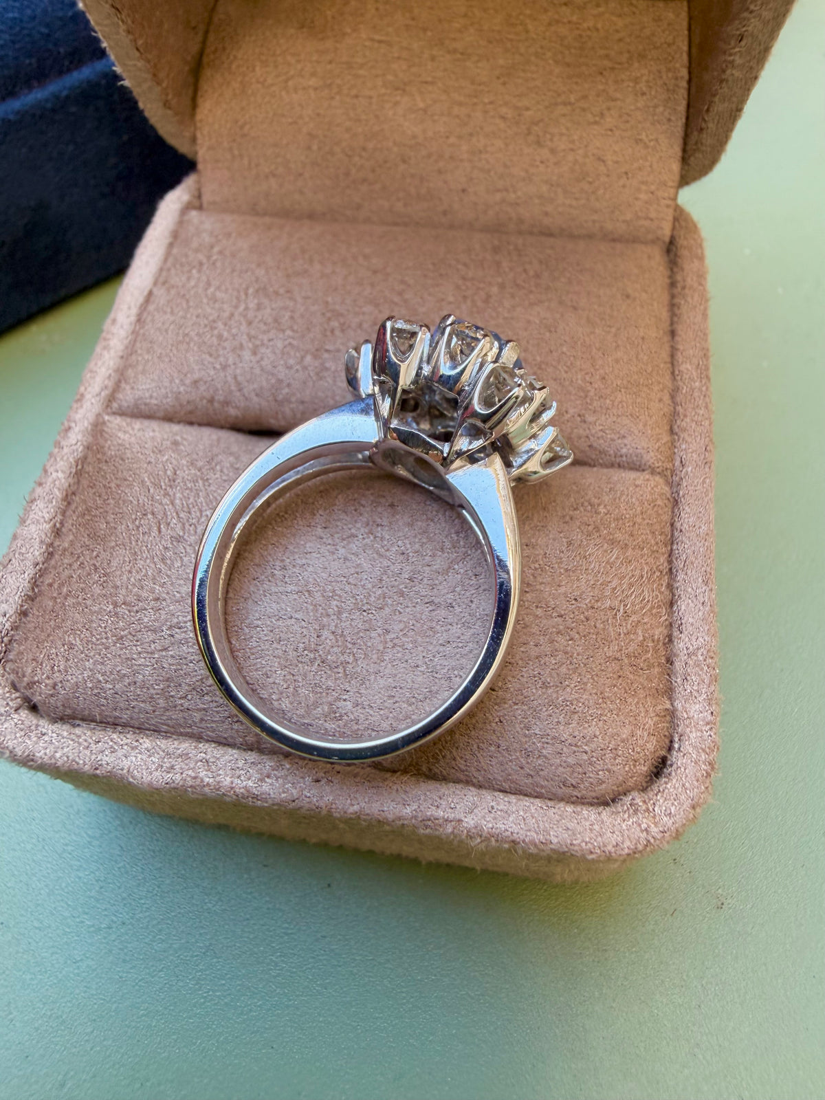 « Bianca » Bague entourage en or blanc saphir Ceylan et diamants