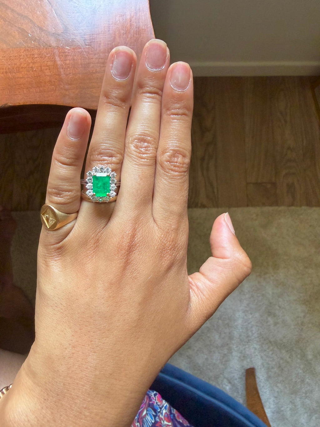 '' Emilie"  Bague entourage en or blanc émeraude et diamants