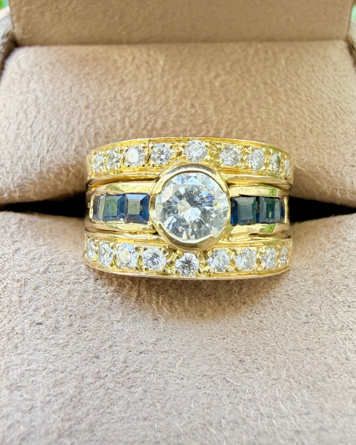 "Isaure"  Bague Bandeau en or jaune, saphirs et diamants