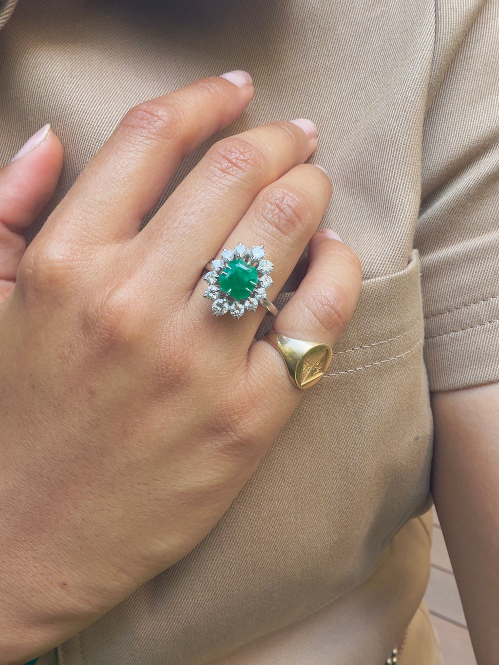 "Maud" Bague Pompadour en or blanc émeraude et diamants