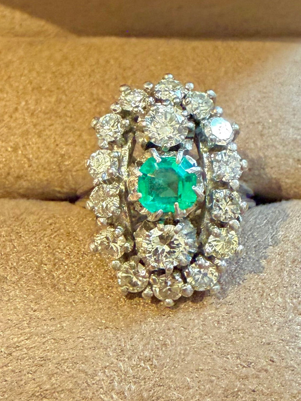 "Louison" Bague Marquise en platine émeraude  et diamants