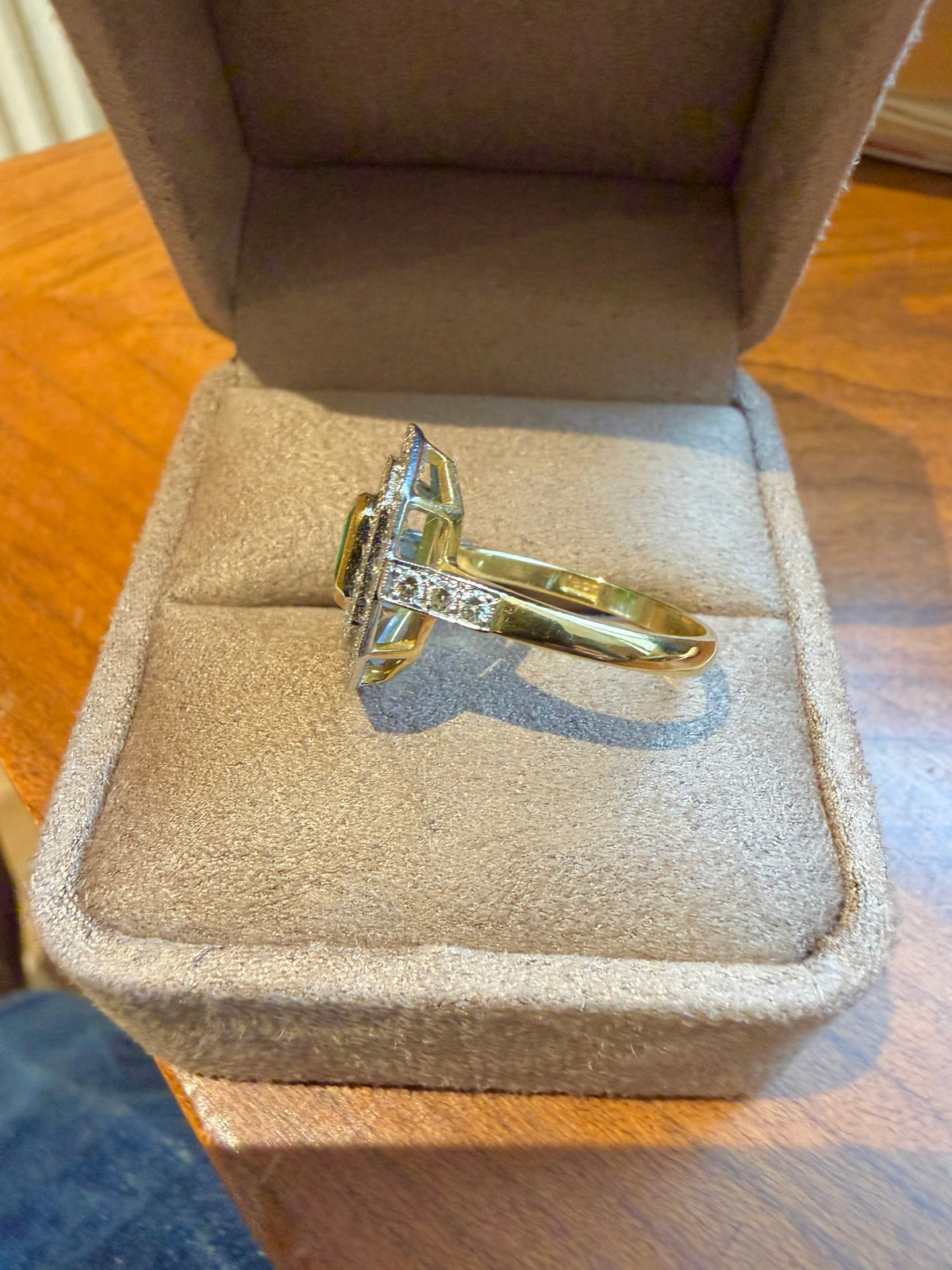 « Isabelle » Bague entourage en or émeraude et diamants