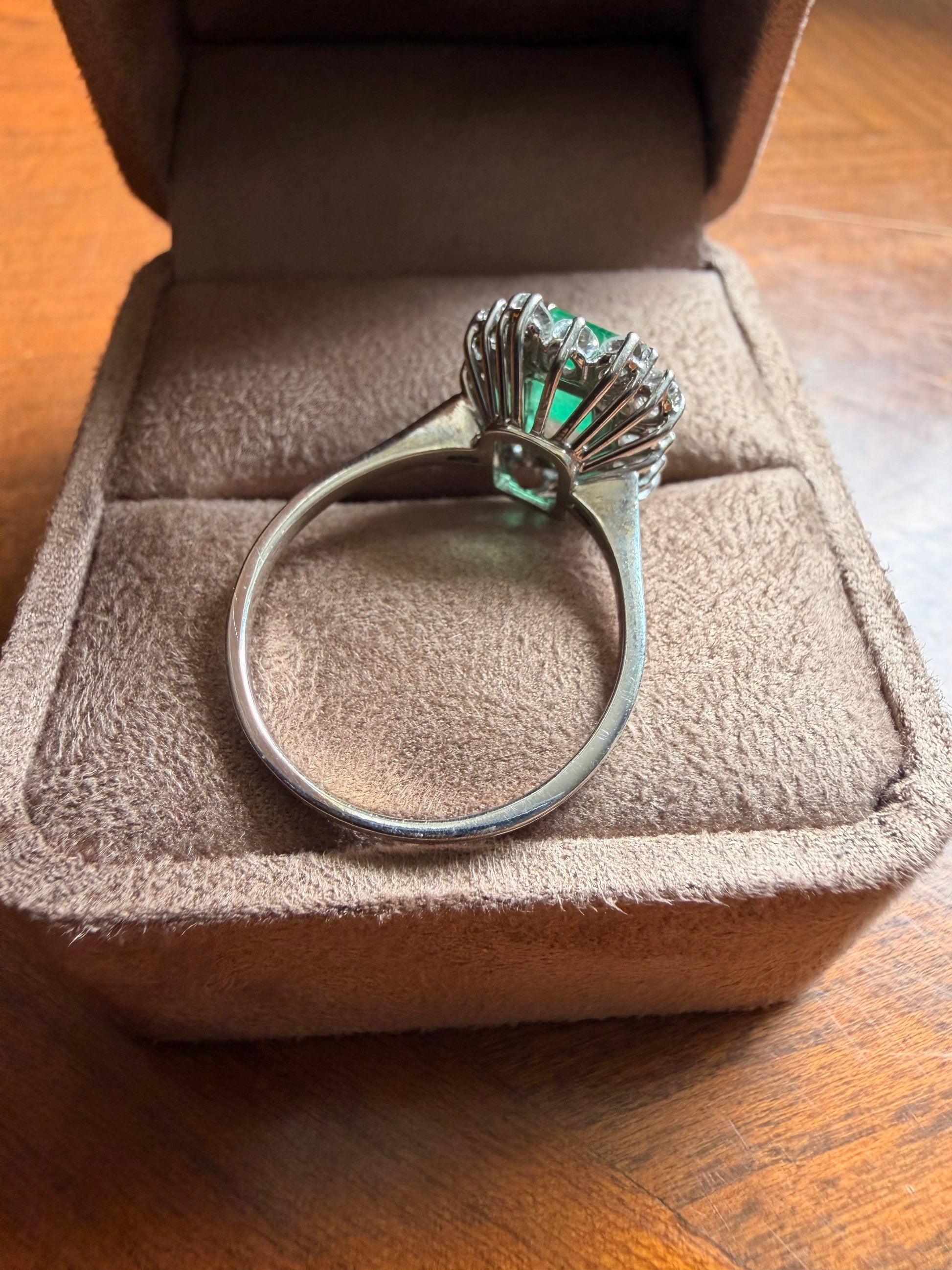 '' Emilie"  Bague entourage en or blanc émeraude et diamants
