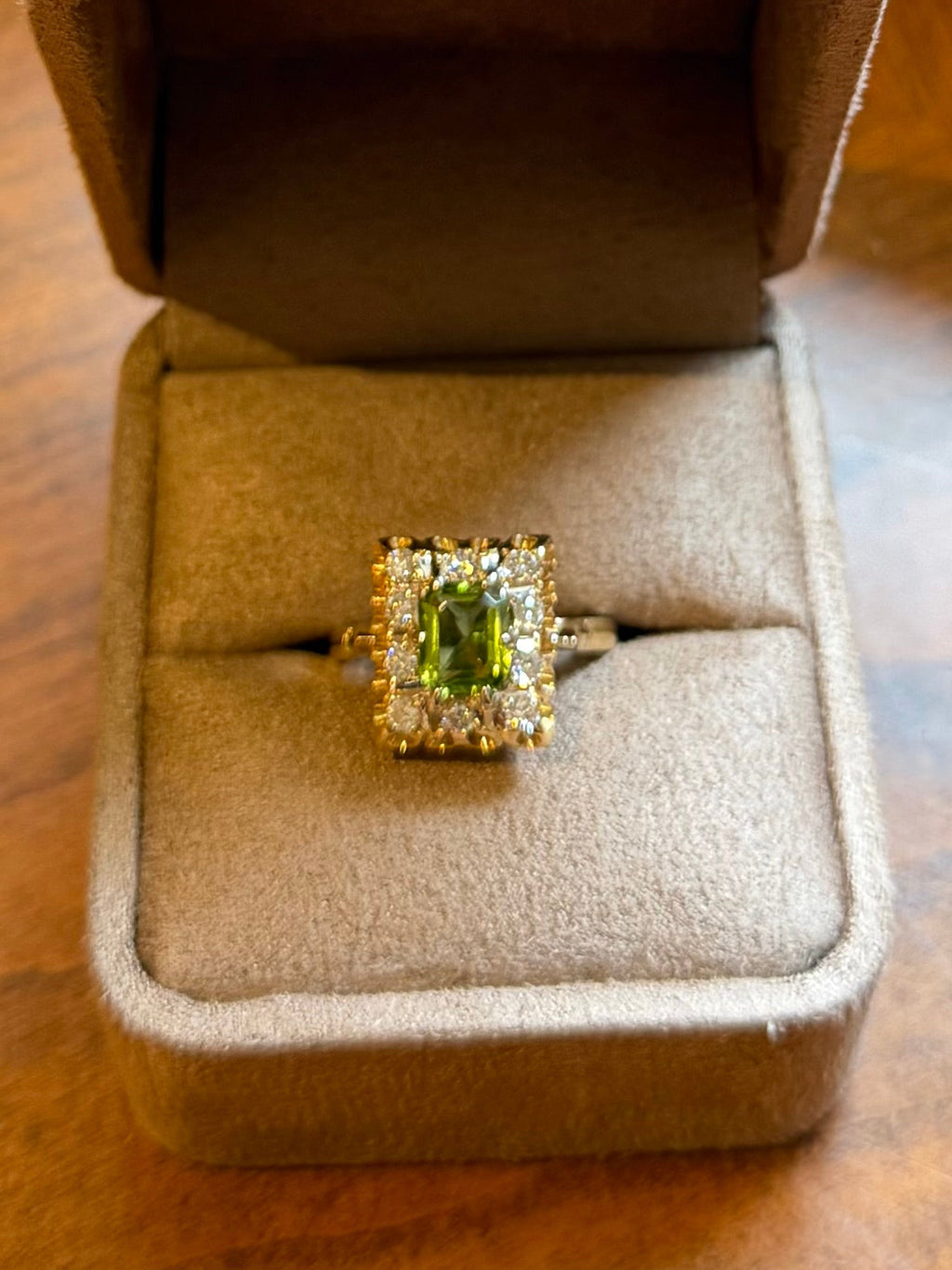 "Amandine" Bague entourage en or jaune, péridot et diamants